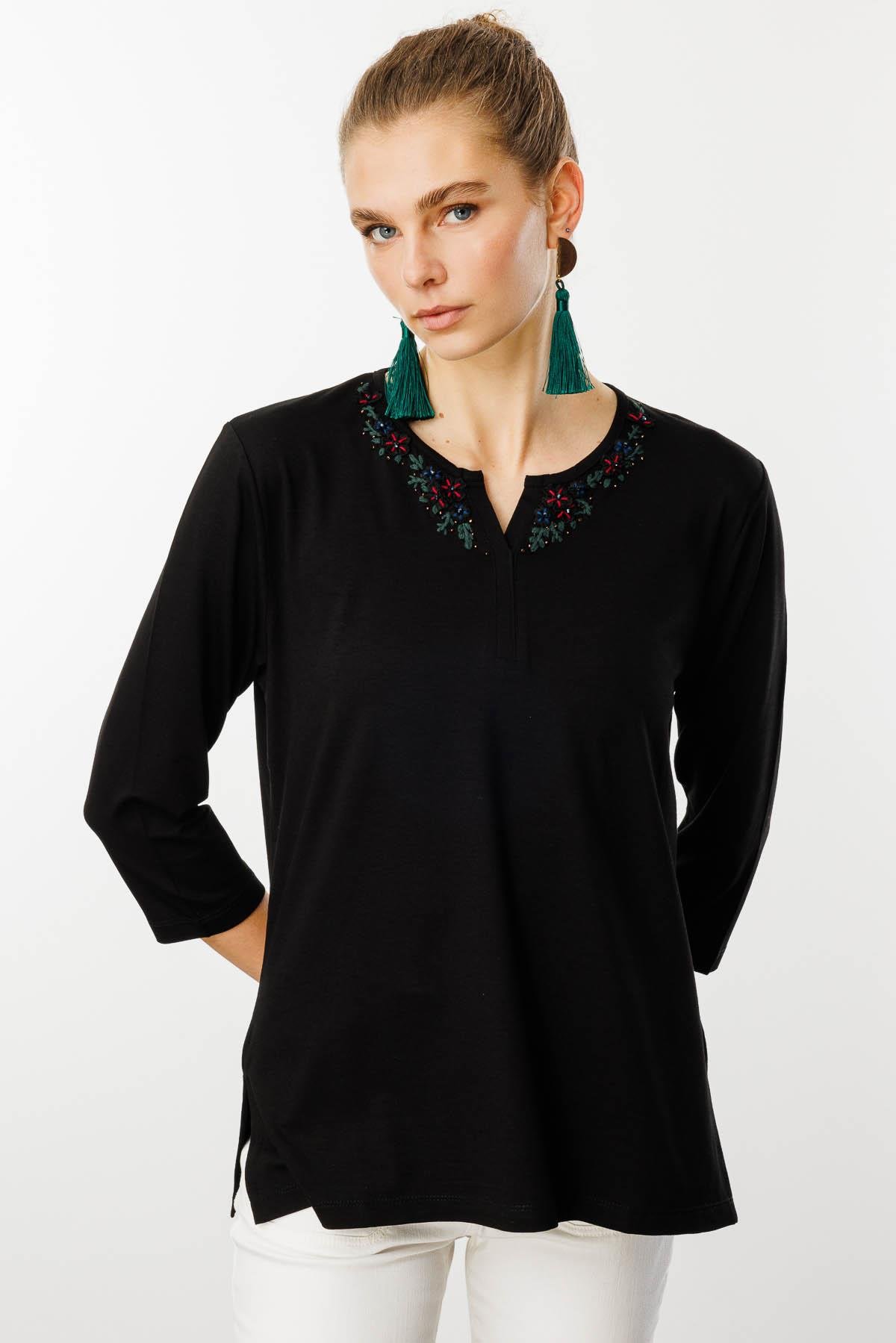 24752Kadın Yakası Dantel İşlemeli Penye Bluz Siyah
