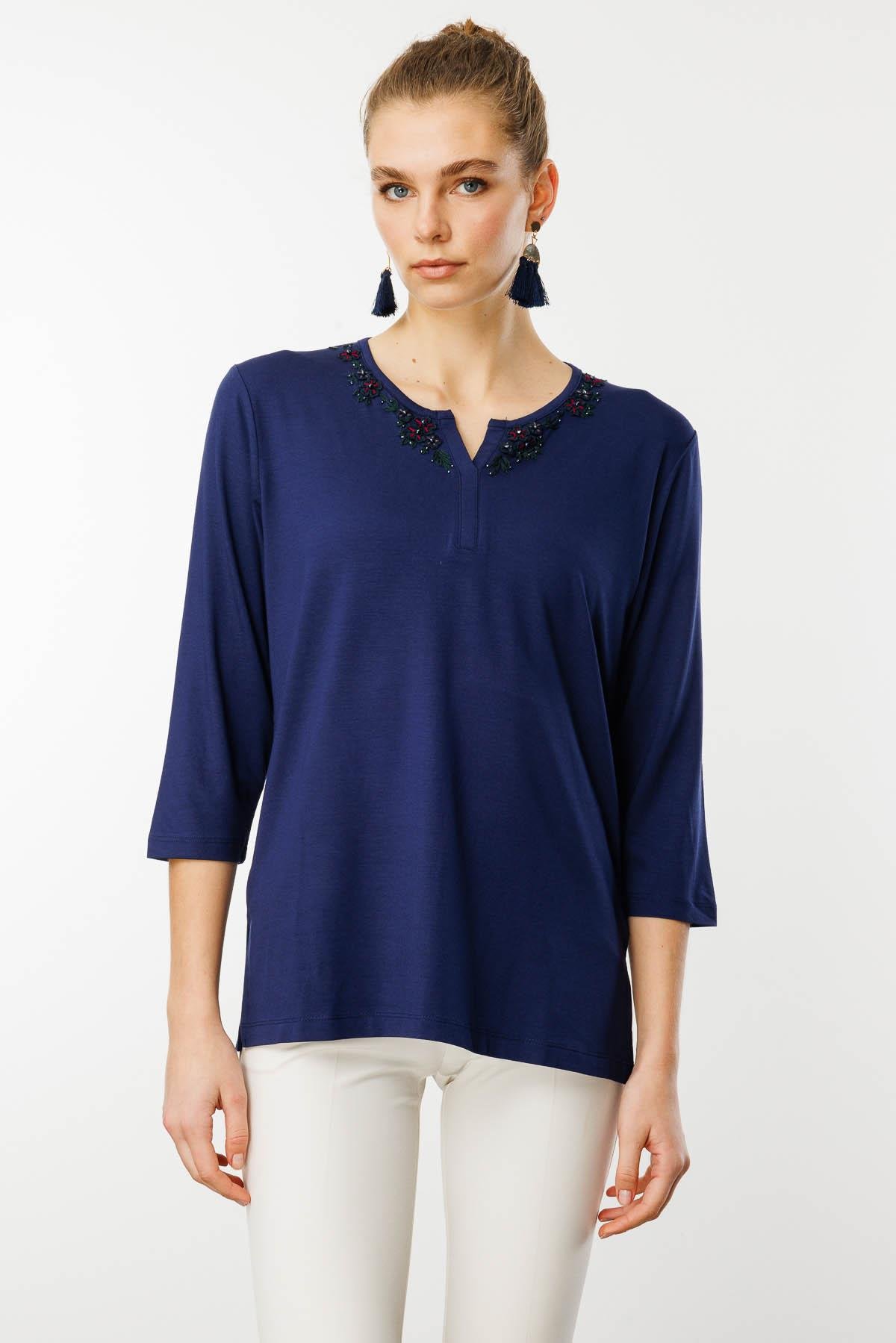 24752Kadın Yakası Dantel İşlemeli Penye Bluz Lacivert