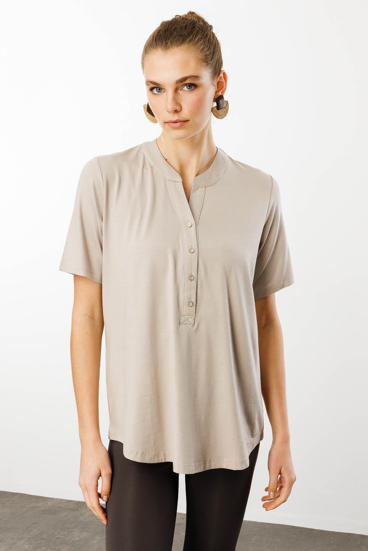 25764Kadın Yakası Düğmeli Penye Gömlek Bej