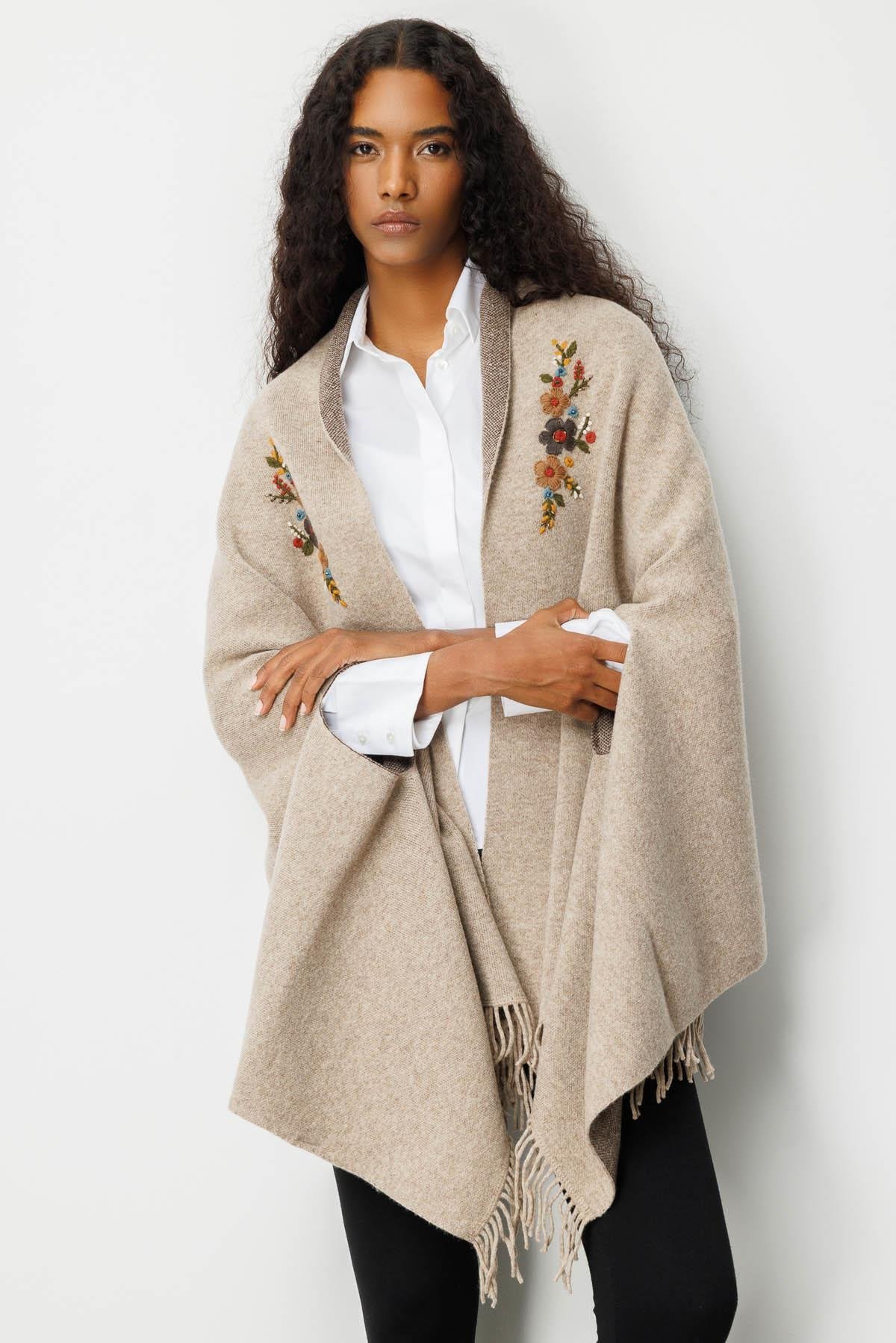 25060Kadın Yakası İşlemeli Koldan Geçmeli Büyük Yün Şal K.Bej