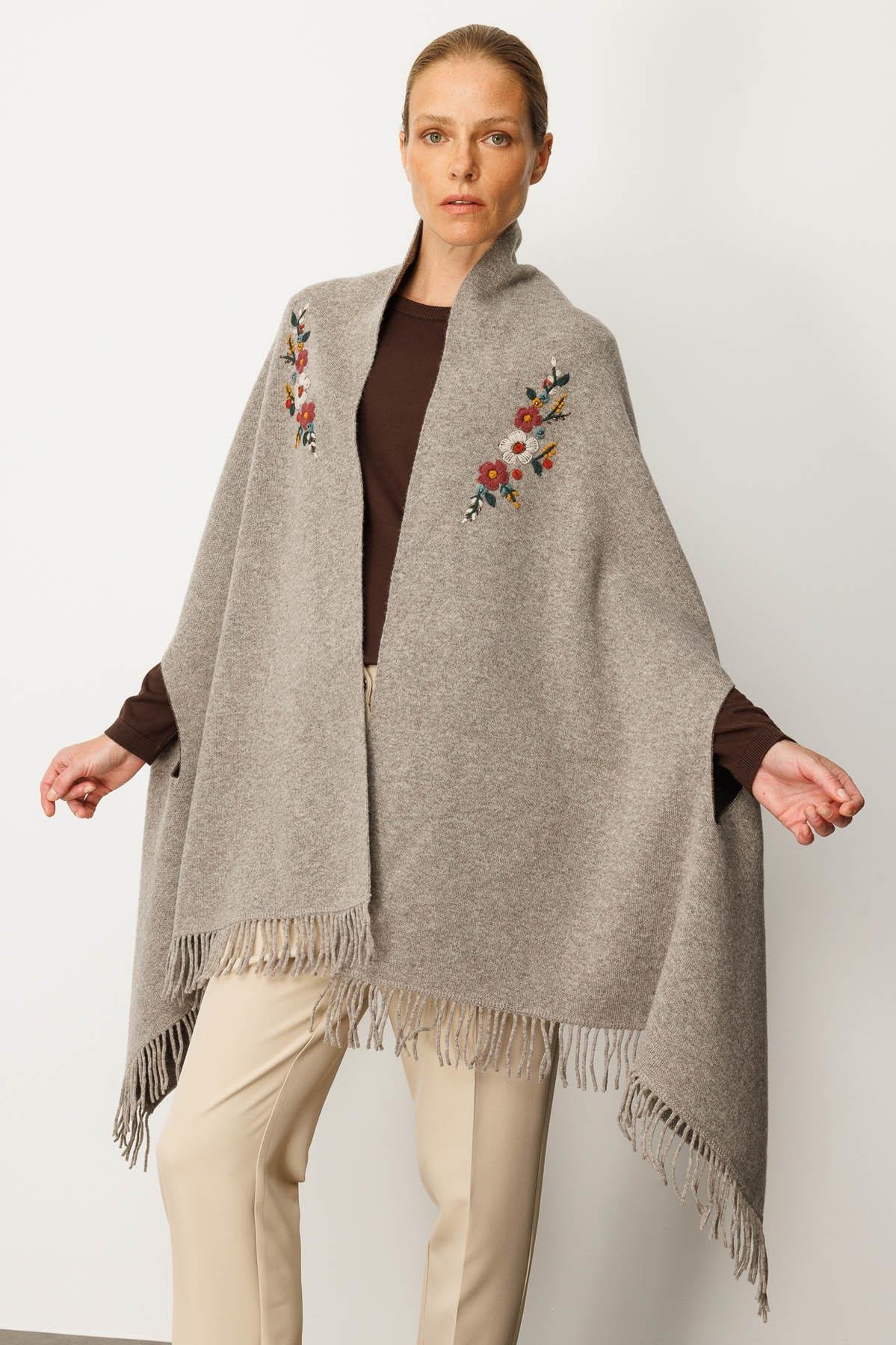25060Kadın Yakası İşlemeli Koldan Geçmeli Büyük Yün Şal Vizon