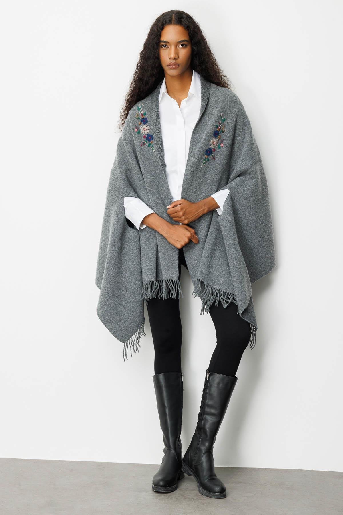 25060Kadın Yakası İşlemeli Koldan Geçmeli Büyük Yün Şal Füme