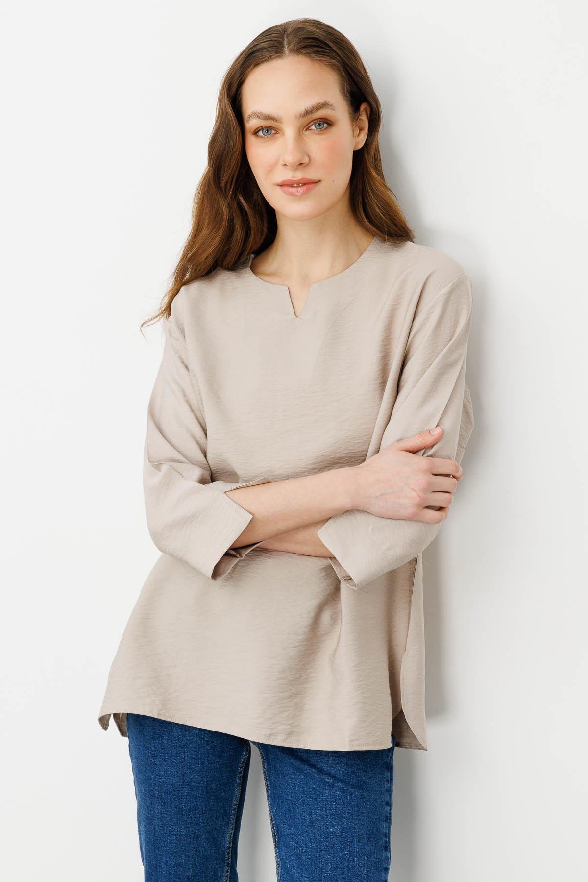 25776Kadın Yakası Kolu ve Eteği Yırtmaçlı Bluz Bej