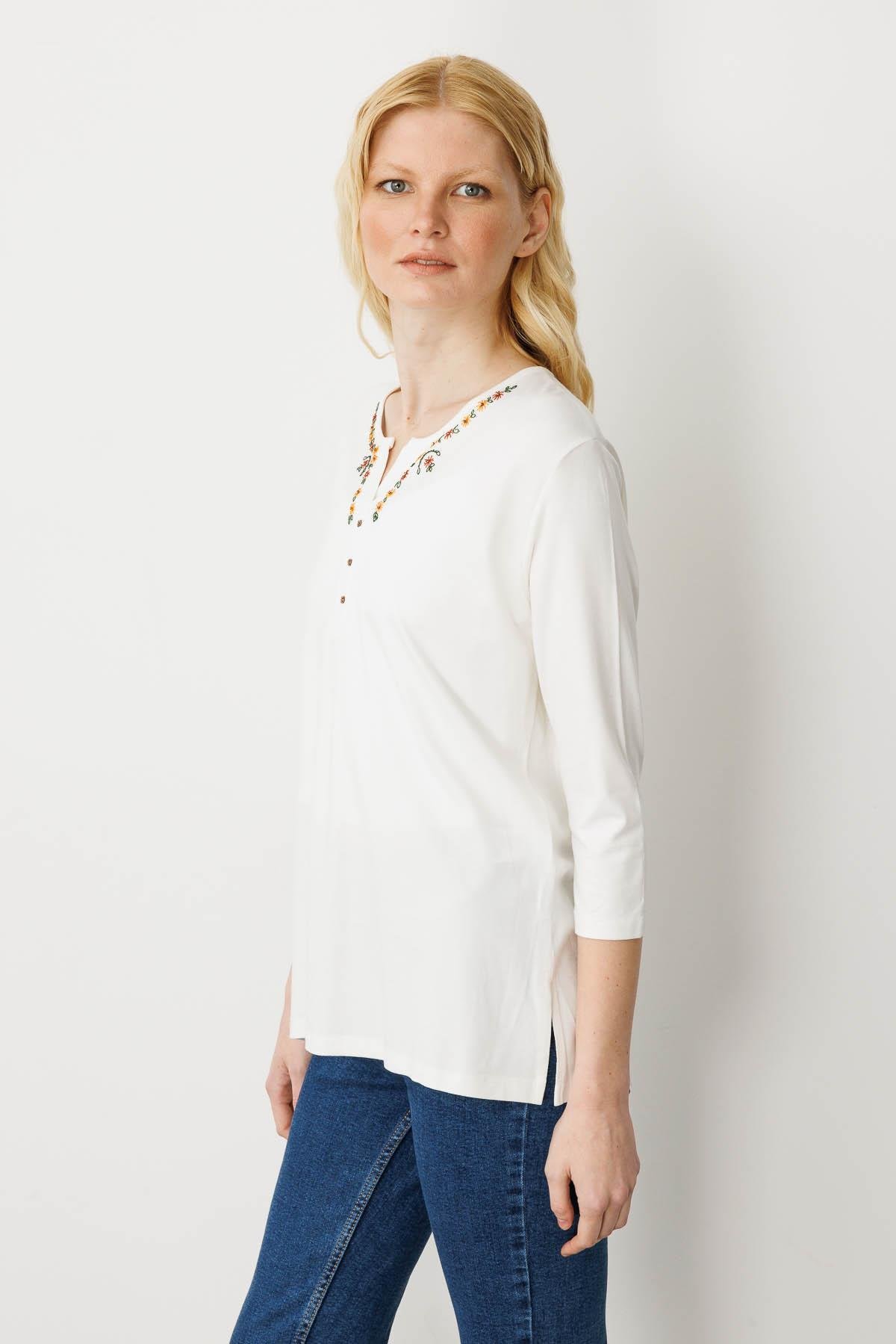 23701Kadın Yakası Papatya İşlemeli Penye Bluz Ekru