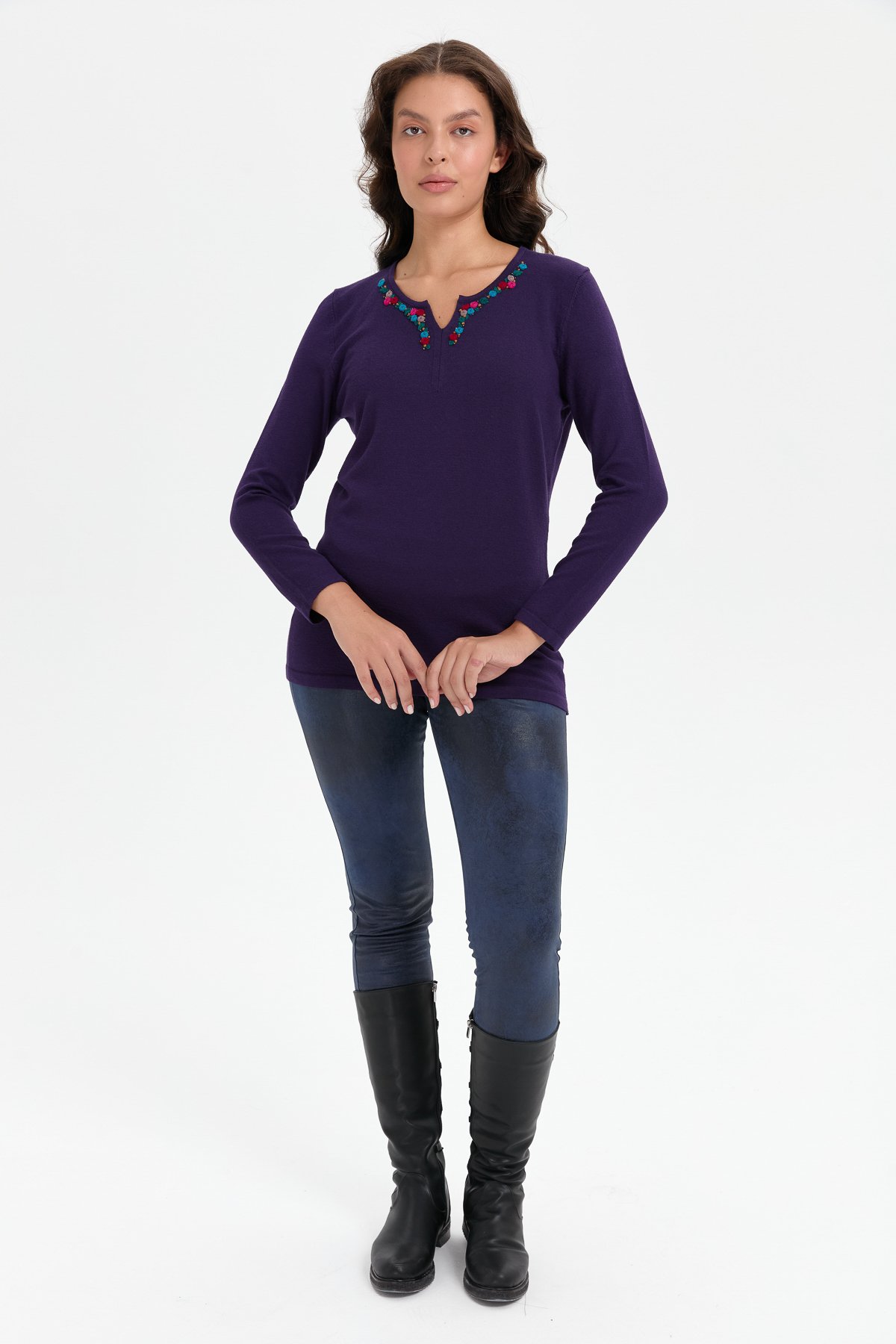 24091Kadın Yakası Renkli Çiçek İşlemeli Kazak K.Mor