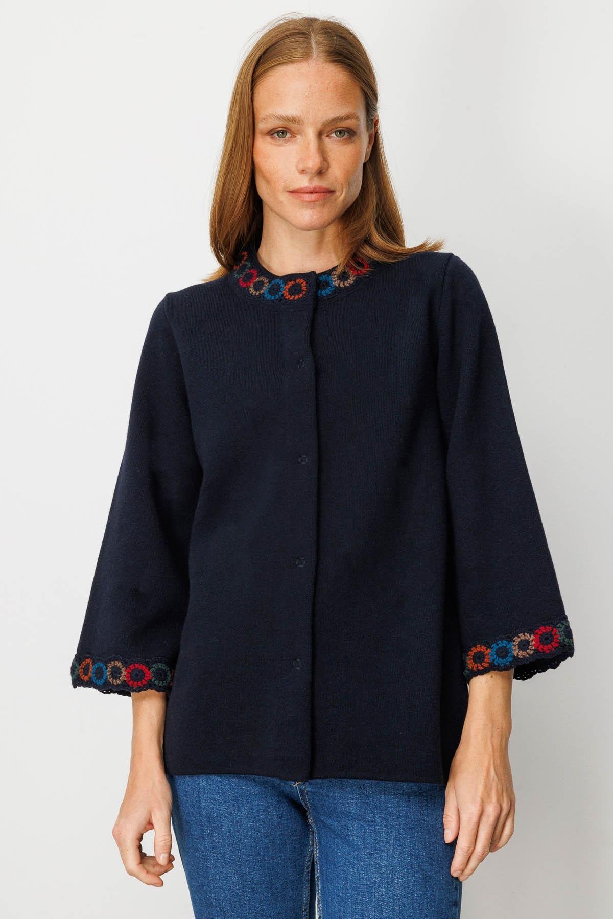 25022Kadın Yakası ve Kol Ağzı Tığlamalı Kısa Yün Ceket K.Lacivert