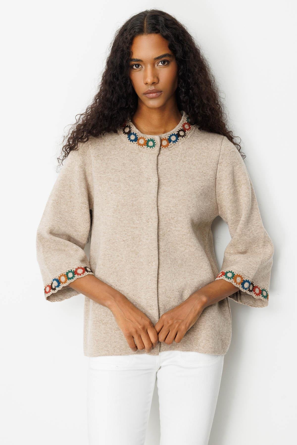 25022Kadın Yakası ve Kol Ağzı Tığlamalı Kısa Yün Ceket K.Bej