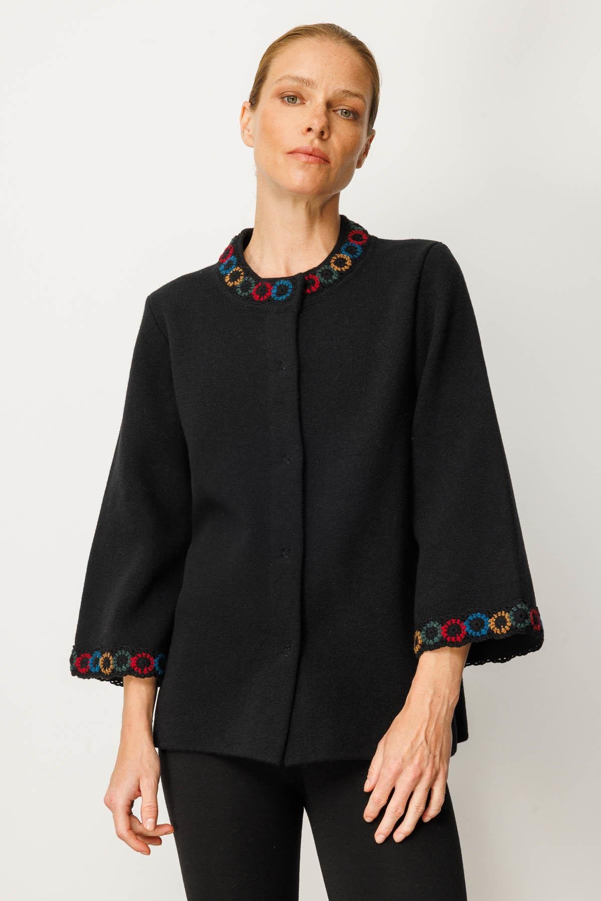 25022Kadın Yakası ve Kol Ağzı Tığlamalı Kısa Yün Ceket Siyah