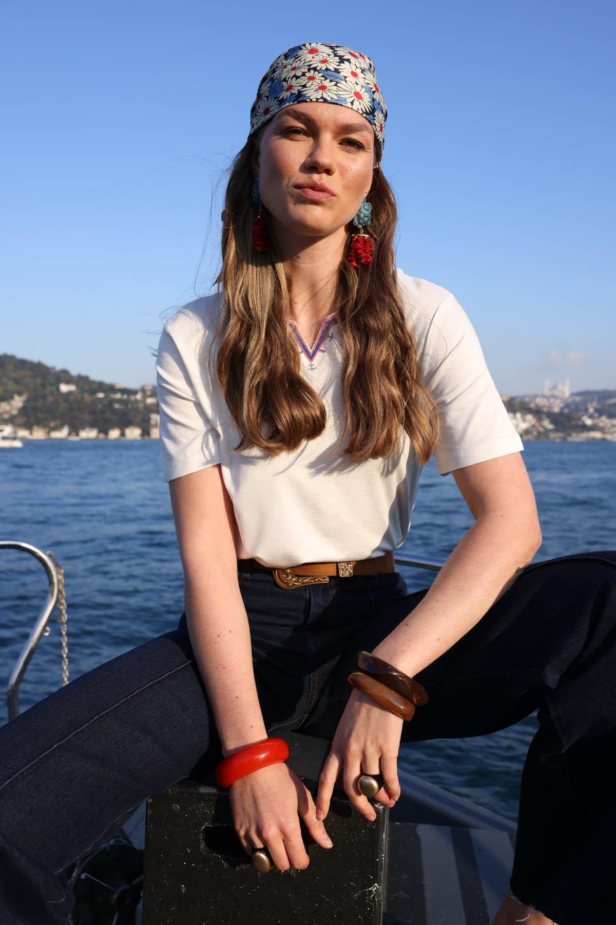 25768Kadın Yakası Yırtmaçlı ve İşlemeli T-shirt Ekru