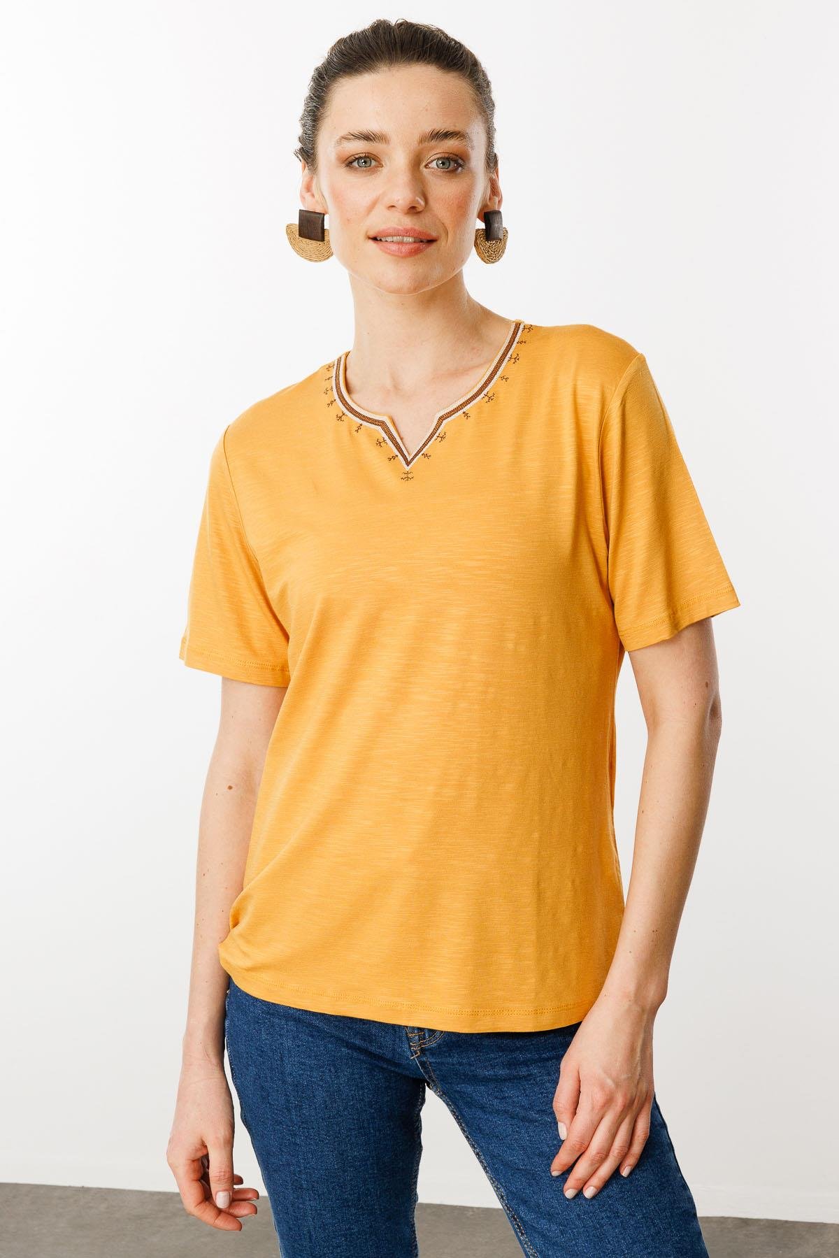25768Kadın Yakası Yırtmaçlı ve İşlemeli T-shirt Hardal