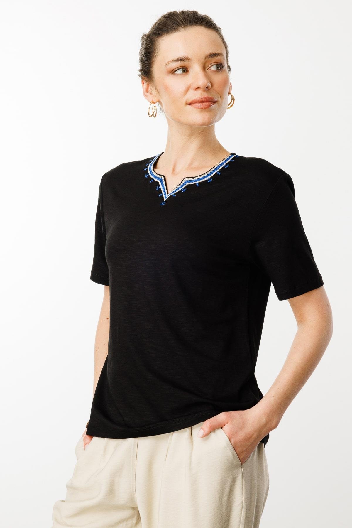 25768Kadın Yakası Yırtmaçlı ve İşlemeli T-shirt Siyah