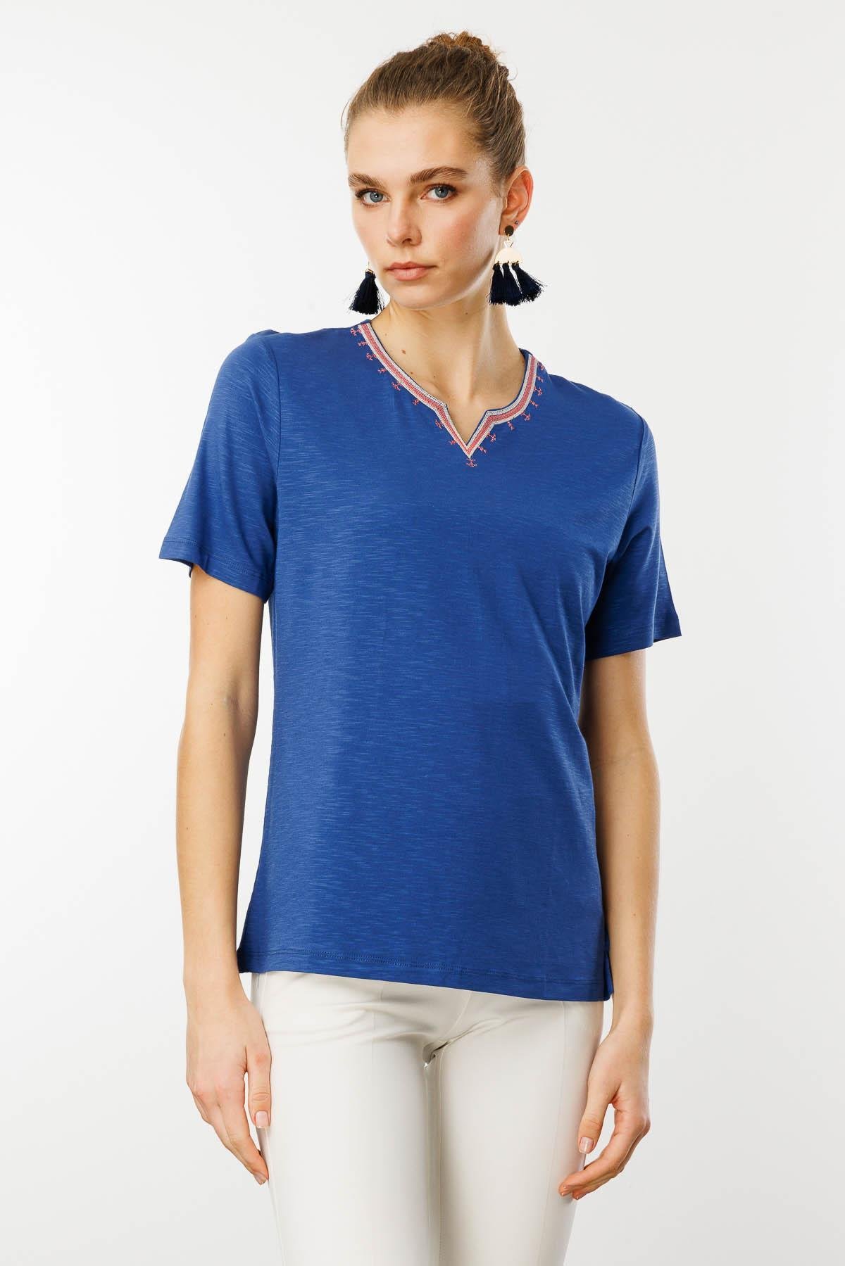 25768Kadın Yakası Yırtmaçlı ve İşlemeli T-shirt İndigo