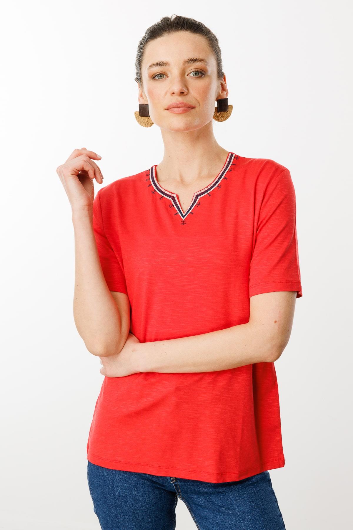 25768Kadın Yakası Yırtmaçlı ve İşlemeli T-shirt Mercan