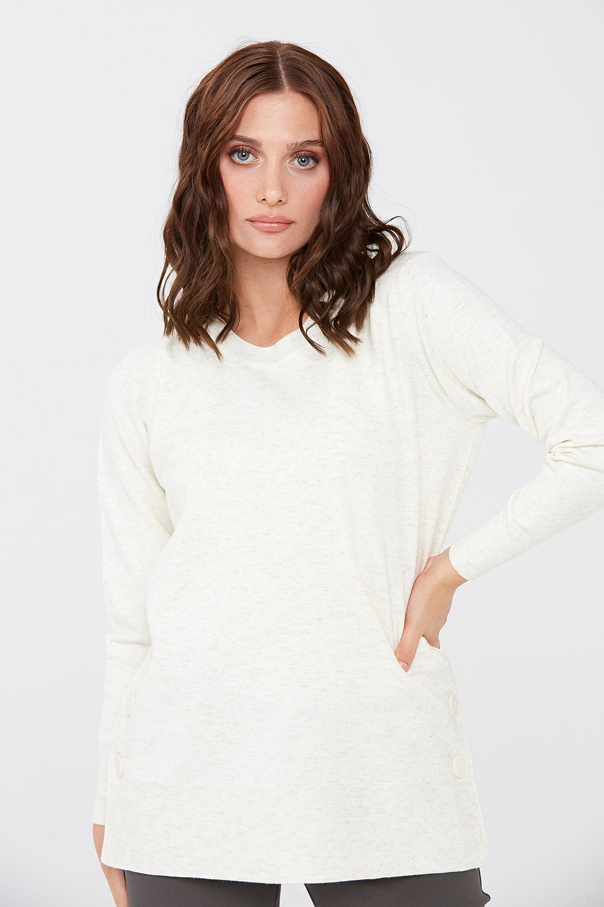 Женский свитер с круглым вырезом кремового цвета