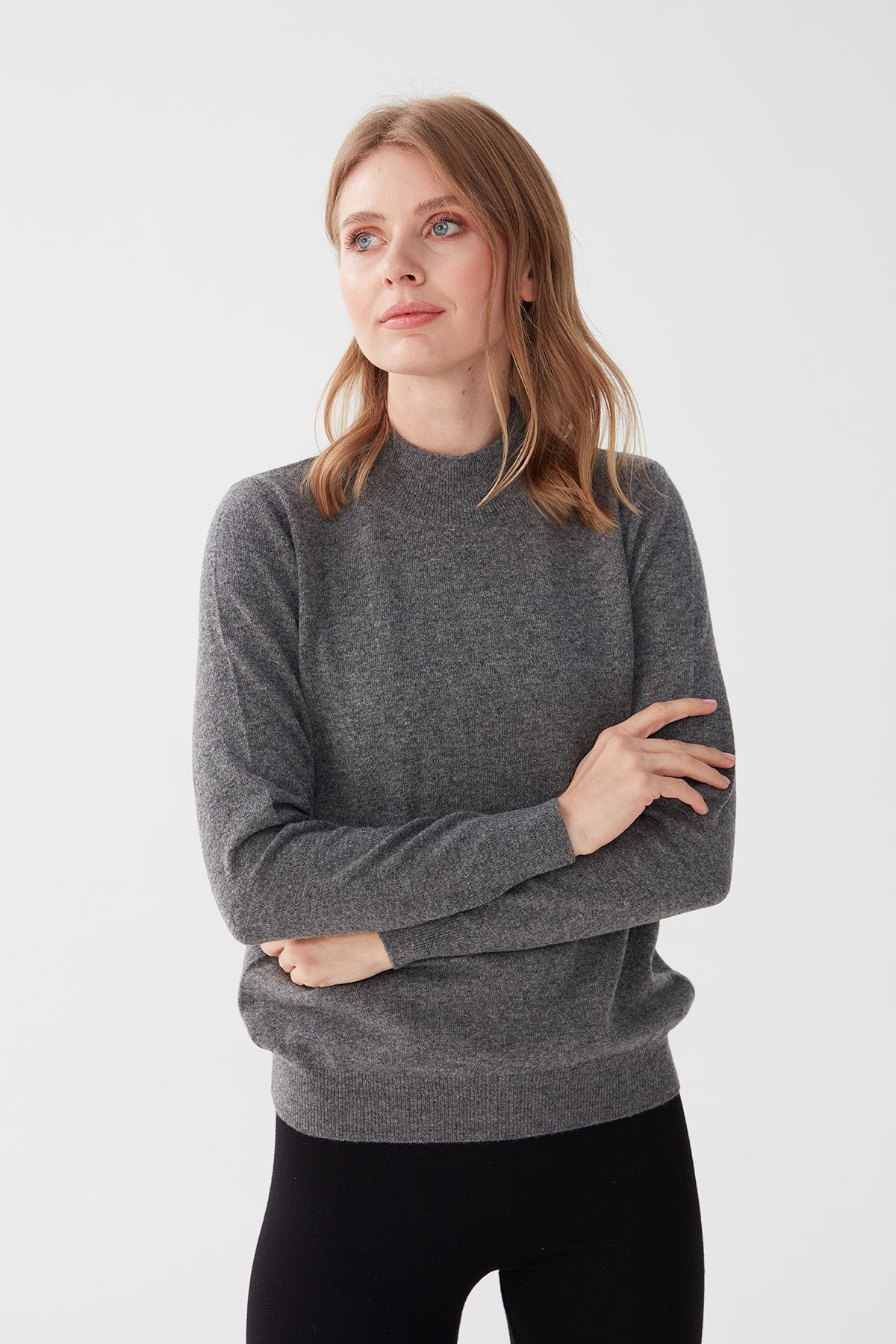 Женский свитер с имитацией черепахой серого цвета