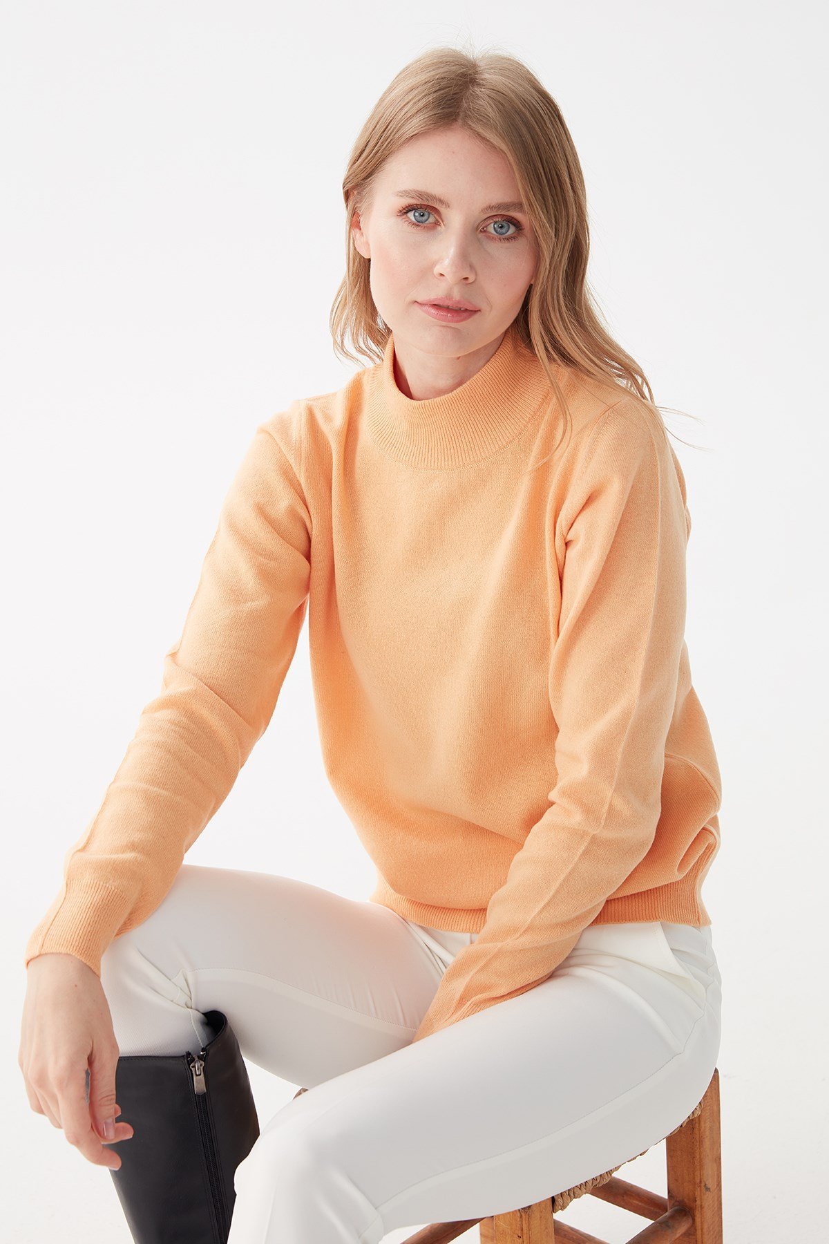 Женский свитер с имитацией черепахой оранжевый