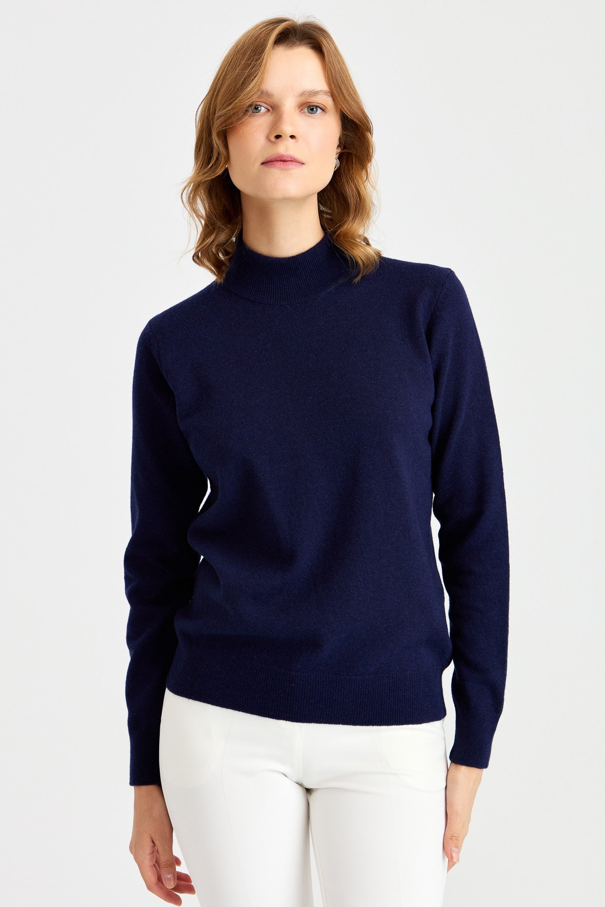 21040Женская классическая блузка с полуводолазкой