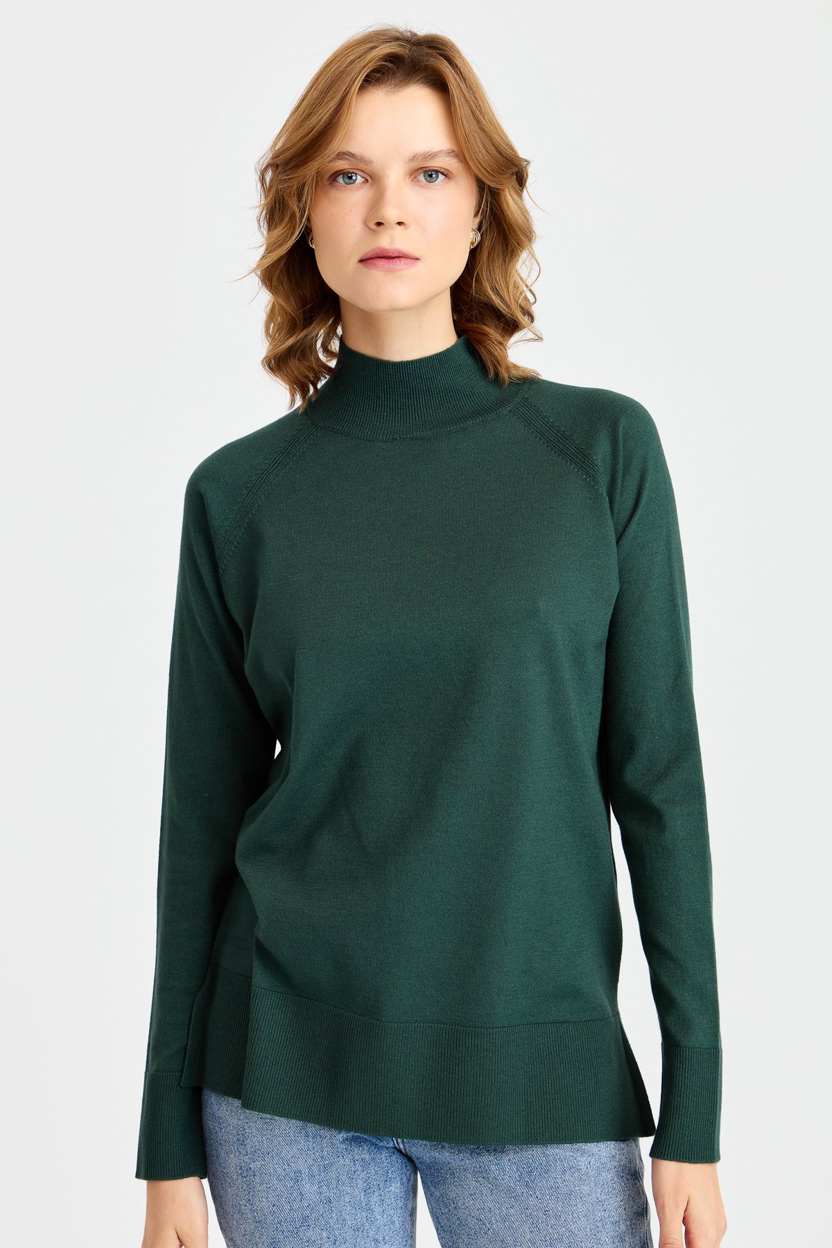 22305Женский свитер-полуводолазка с разрезными рукавами нафта