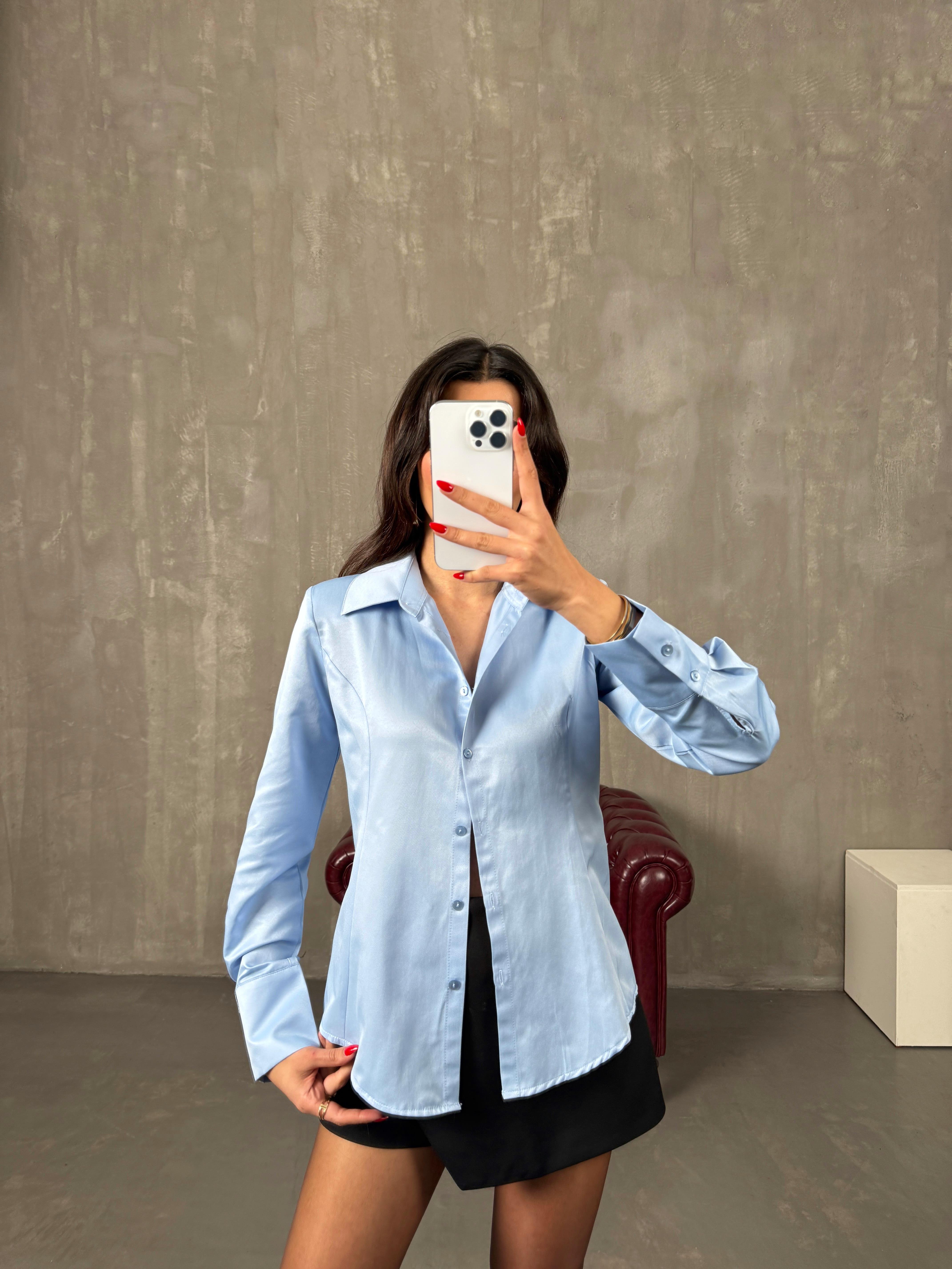 سو قميص أزرق بأكتاف مبطّنة