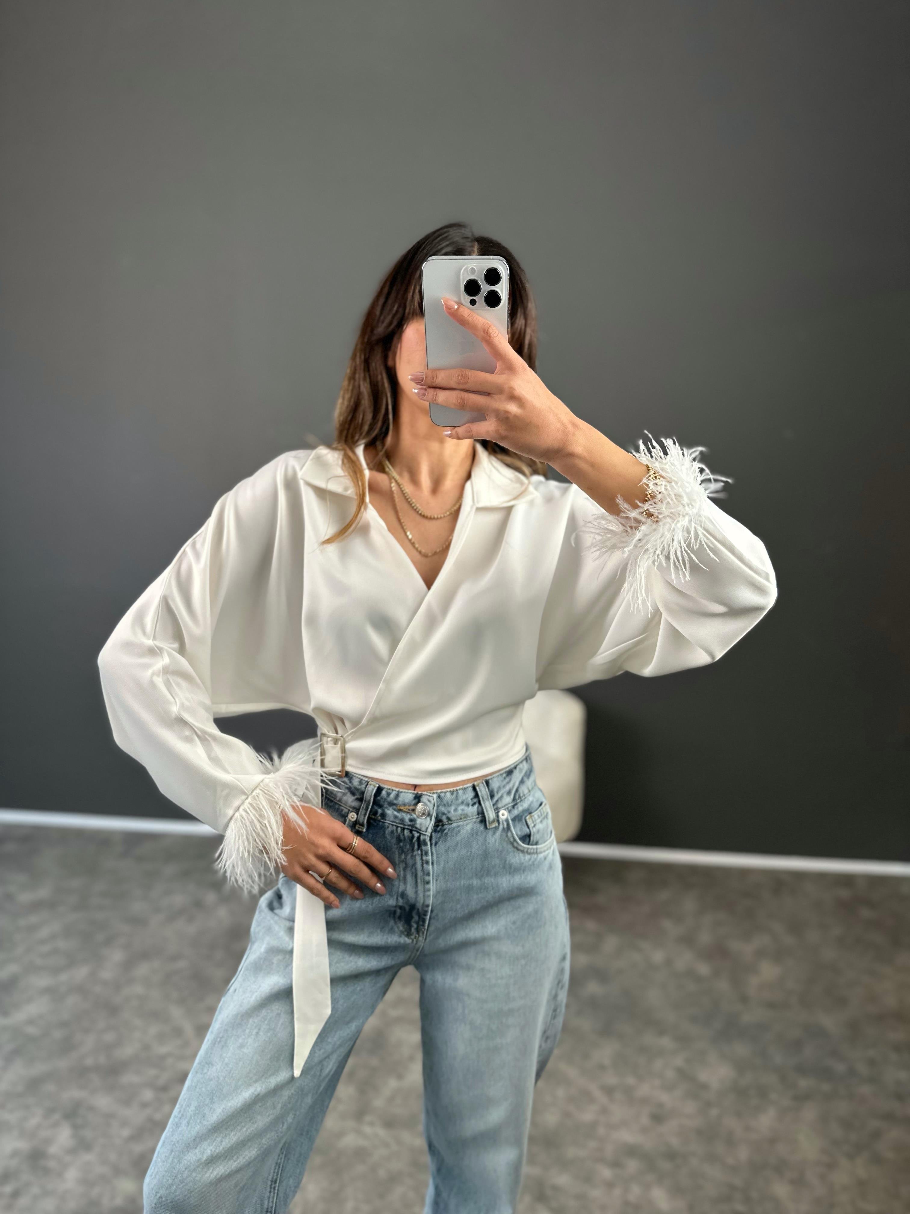 Beyaz Kolları Tüylü Saten Bluz 