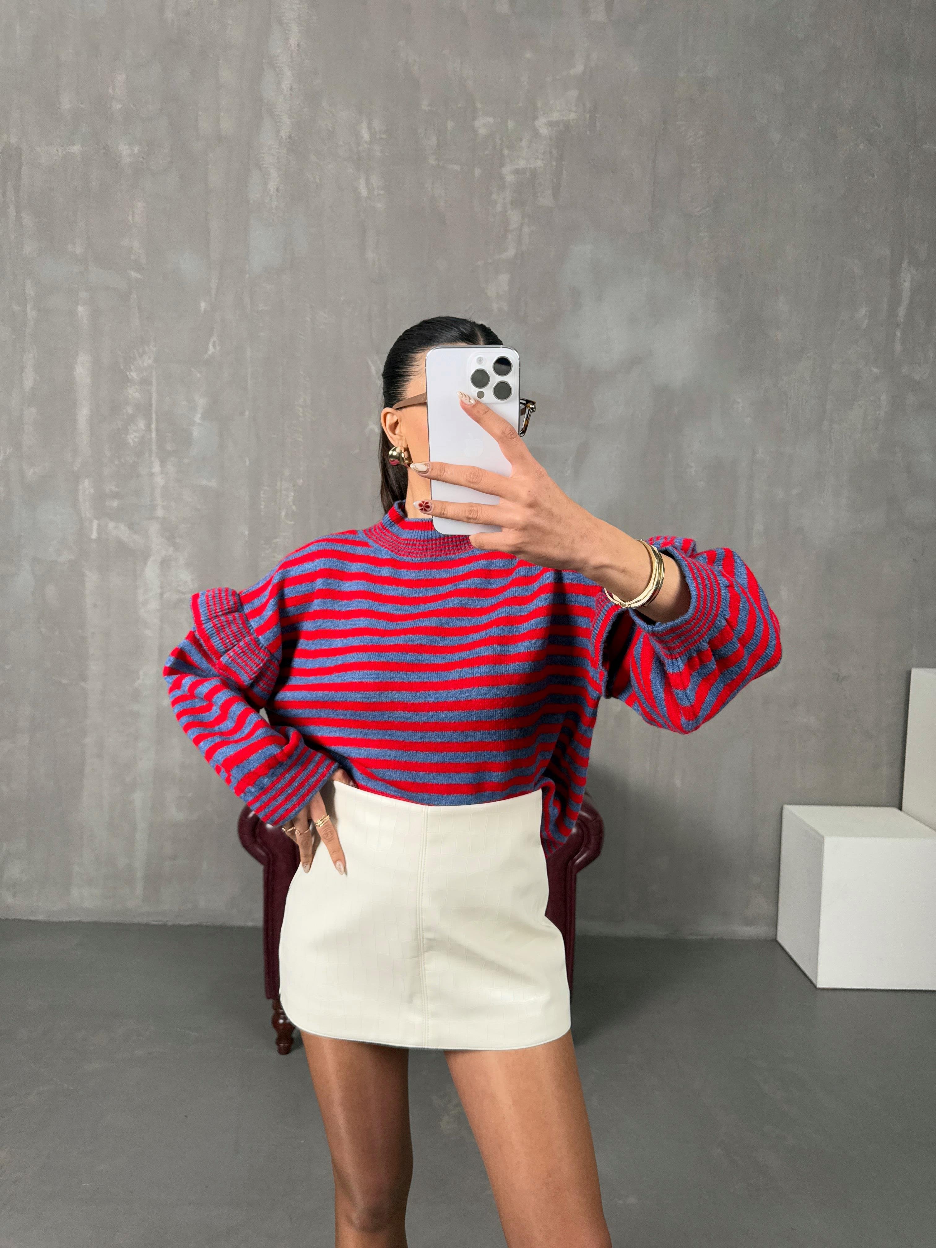 ليدو كنزة حمراء بخطوط زرقاء مع أكمام كشكش وياقة نصف عالية 