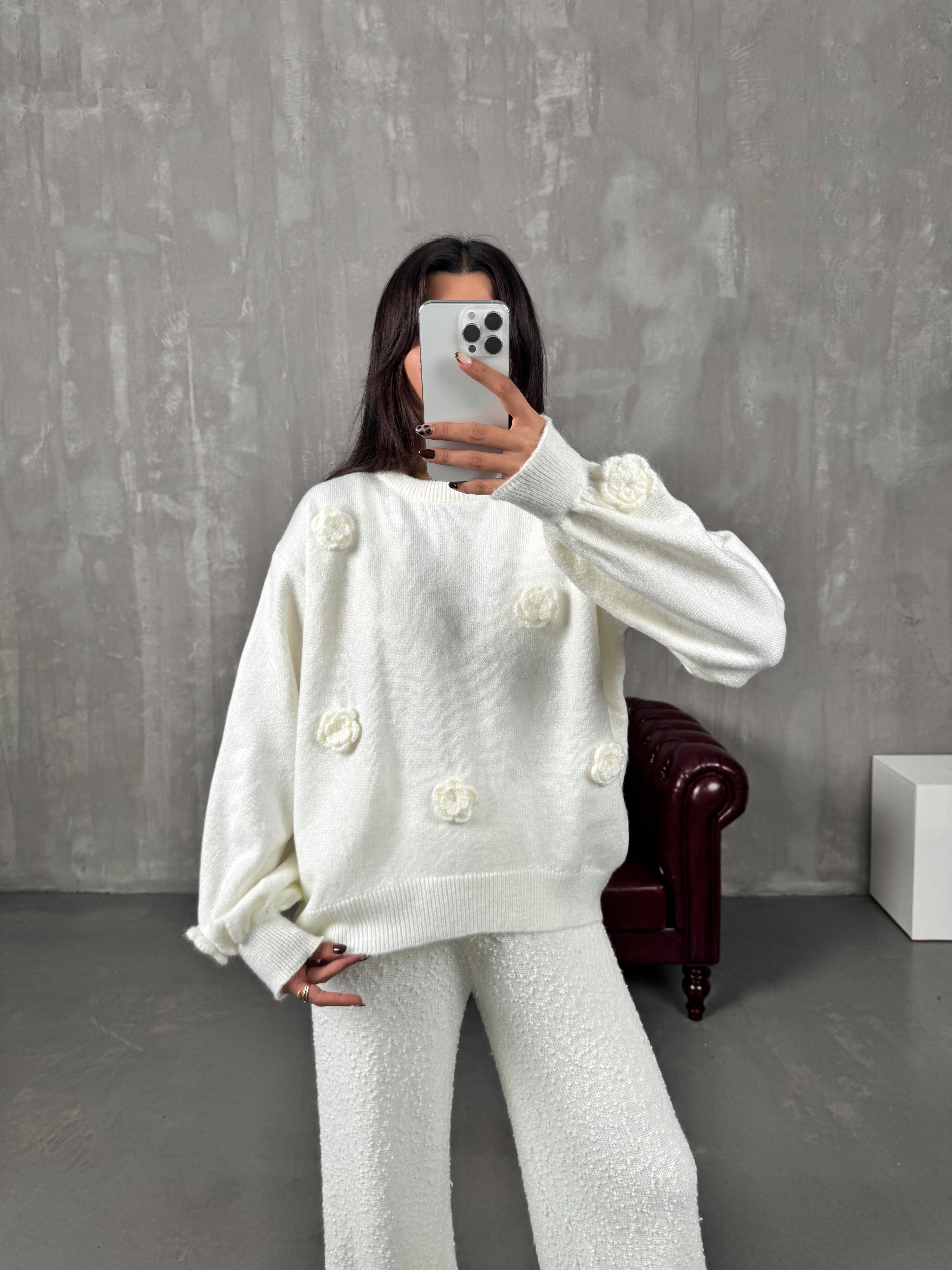 Made Beyaz Çiçek Örmeli Triko Kazak 