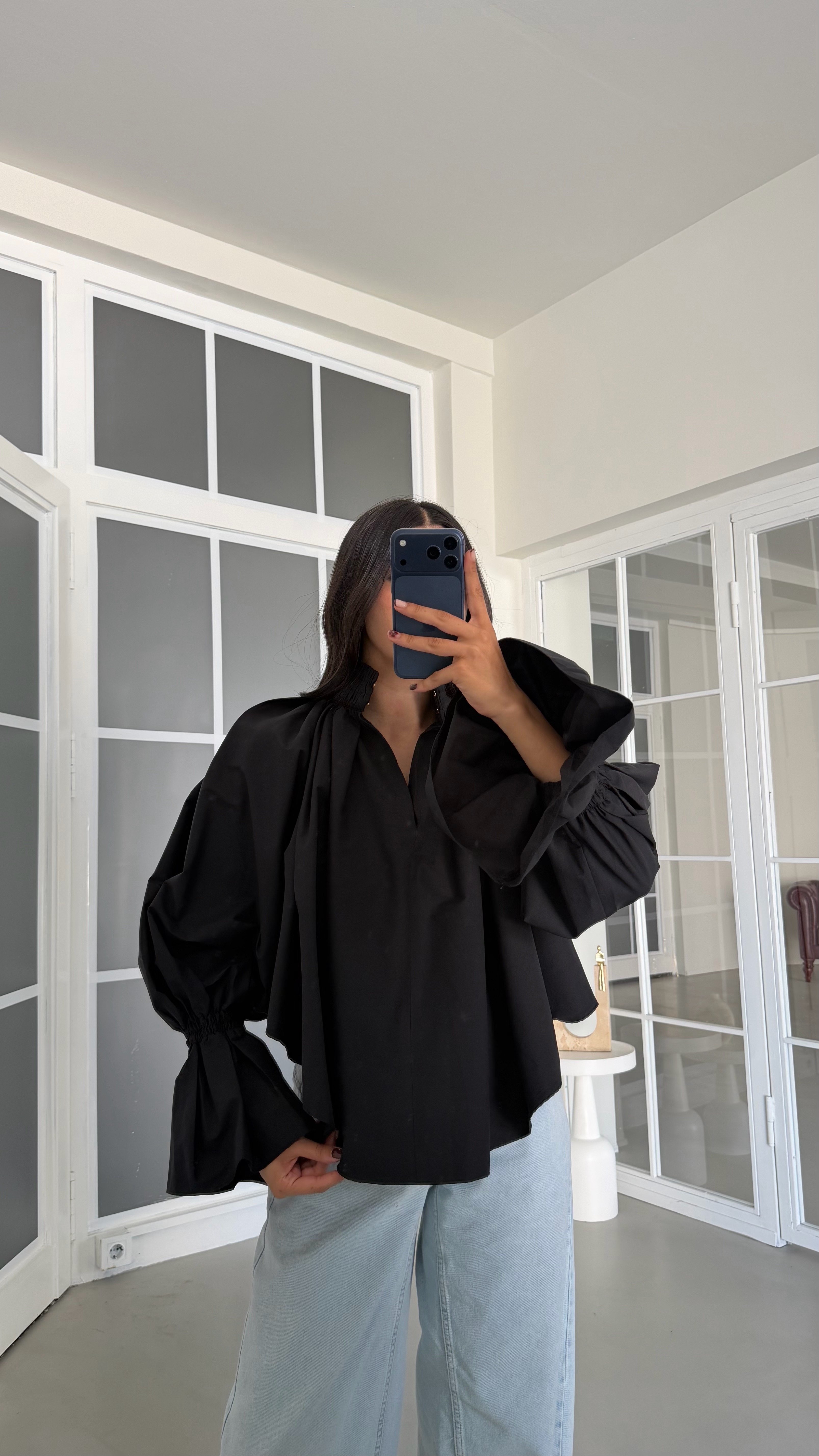 Siyah Kolu Volanlı Poplin Kumaş Bluz GAUS-01921GAUSالبلوزات GAUS-01921
