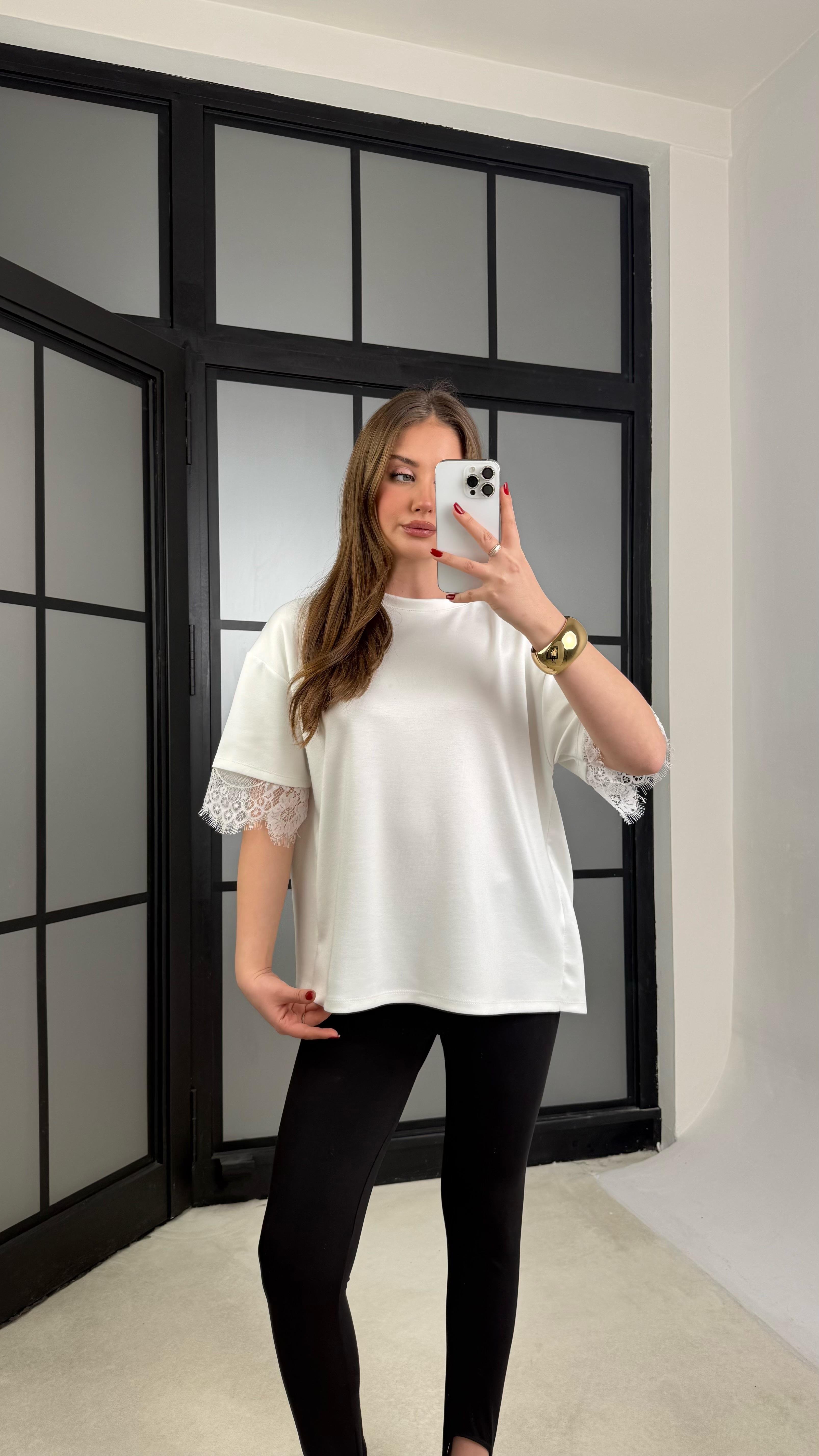 Beyaz Sırt Dantel Detaylı Tshirt GAUS-01256GAUSTshirtGAUS-01256