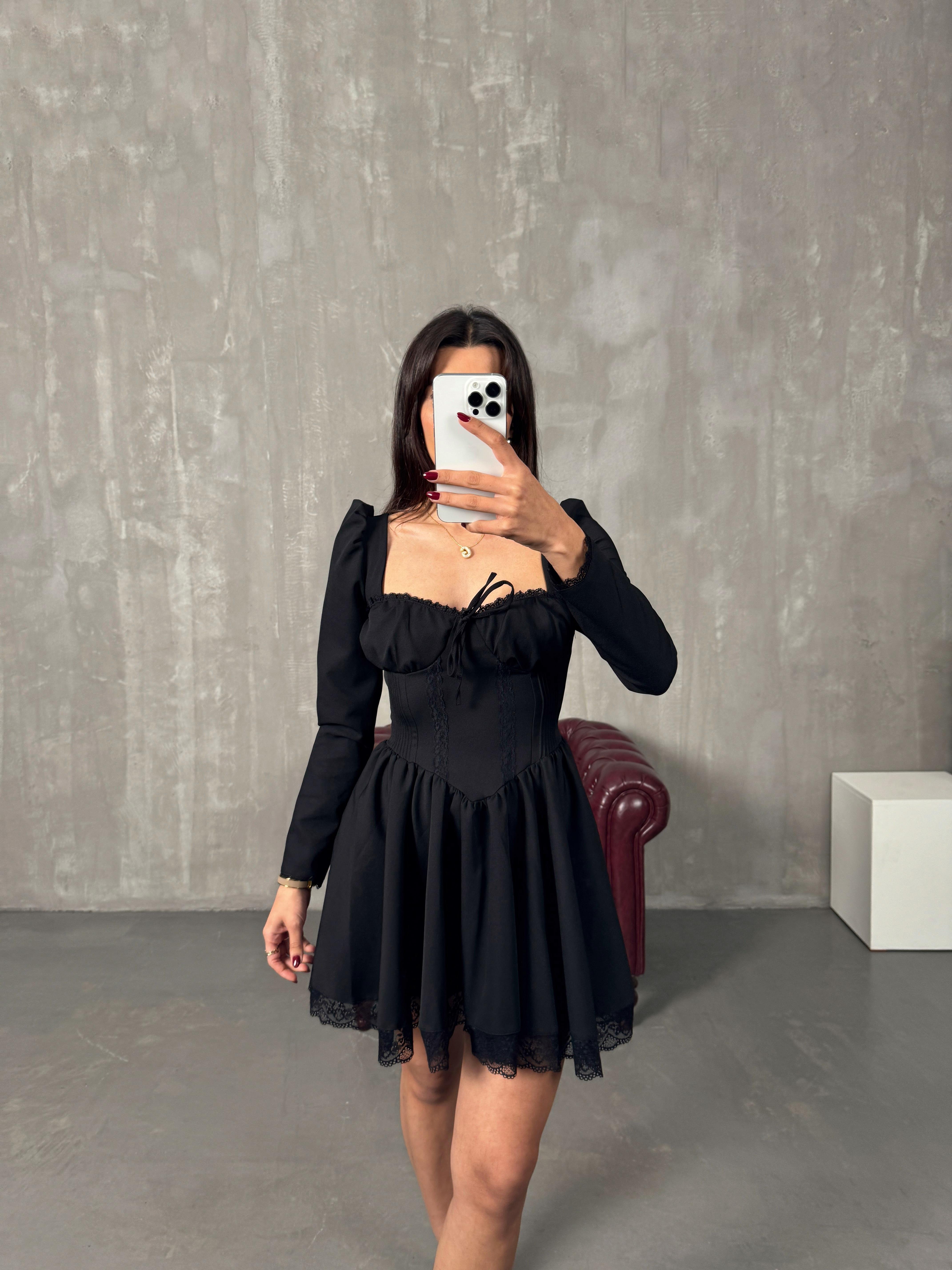 نوربه فستان أميرة بتصميم أسود