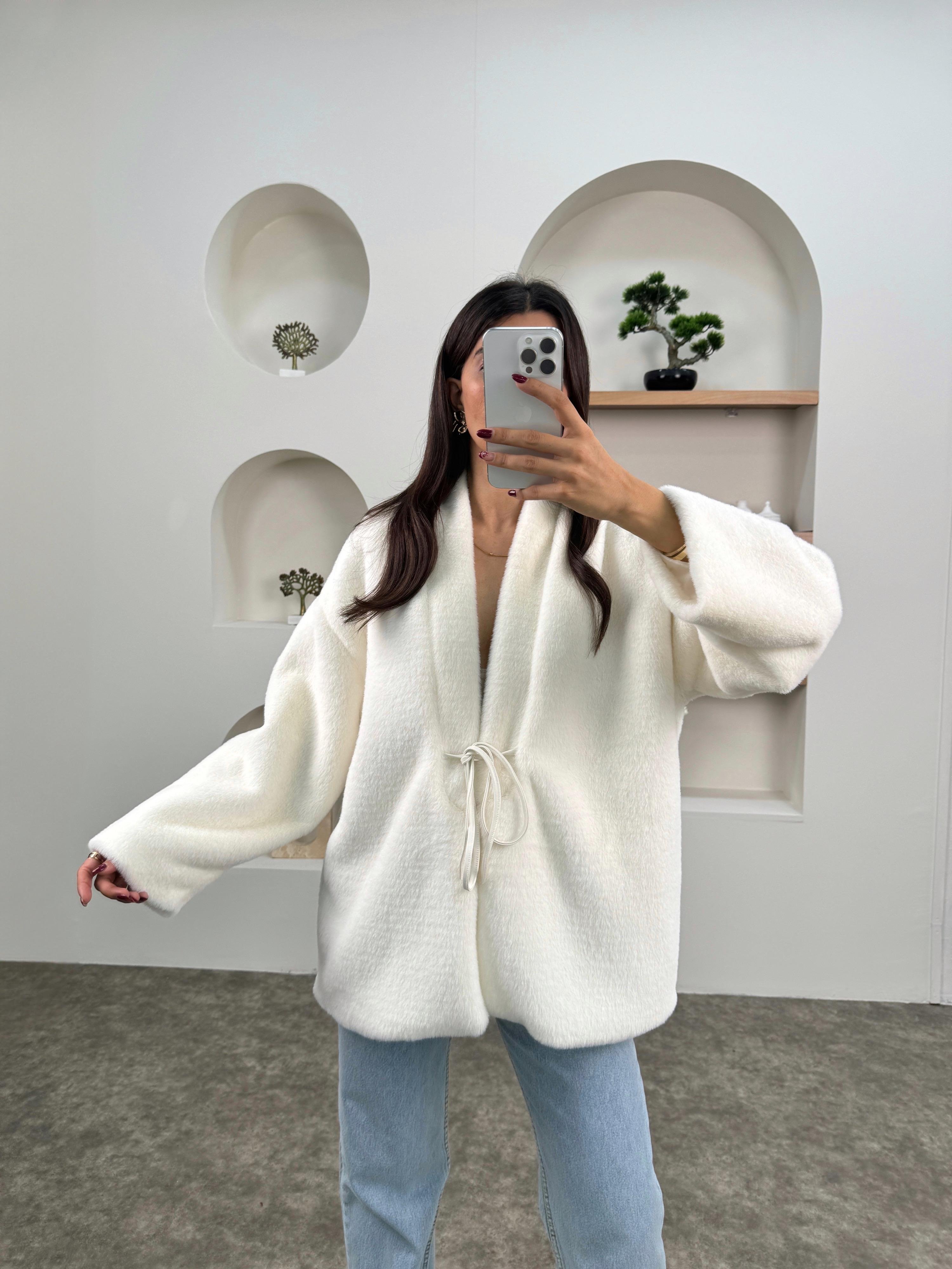 Carol Beyaz Bağlamalı Astarlı Yumuşak Sakallı Kürk Ceket