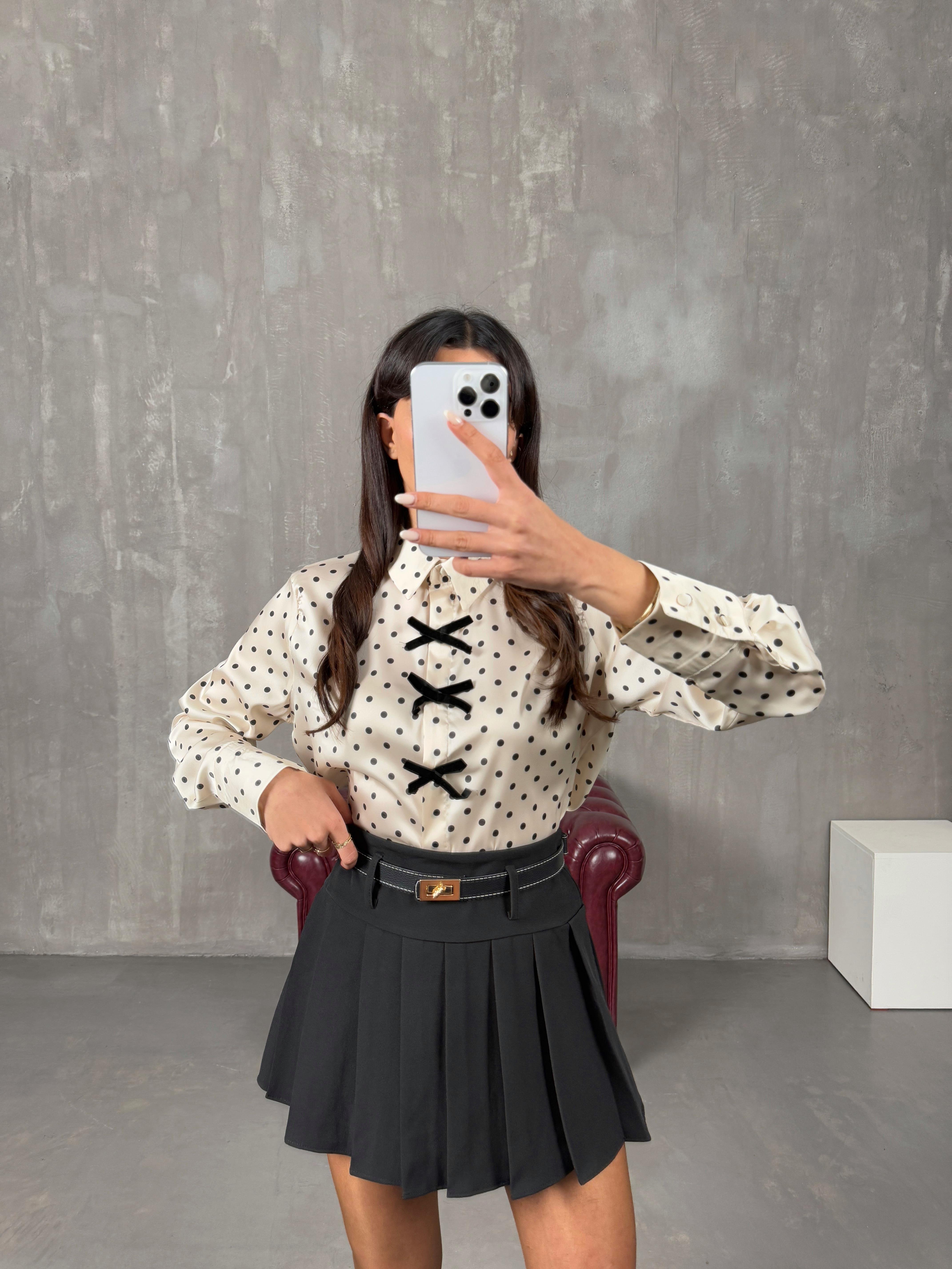 Faye Siyah Puantiyeli Fiyonk Detaylı Saten Gömlek