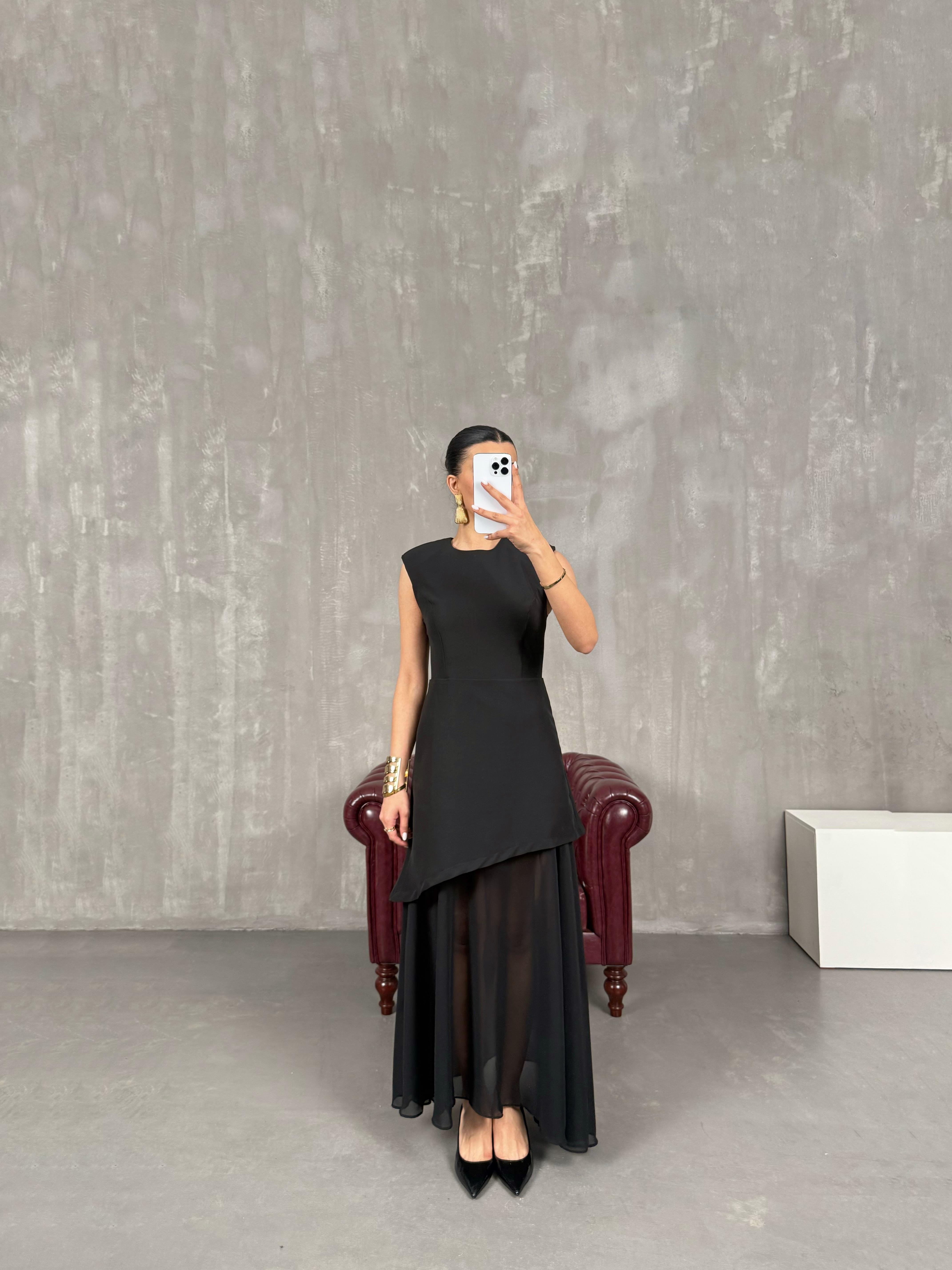 فستان أسود بأكمام صفرية وأكتاف مبطنة وتفاصيل تول سفلية Gaus00011