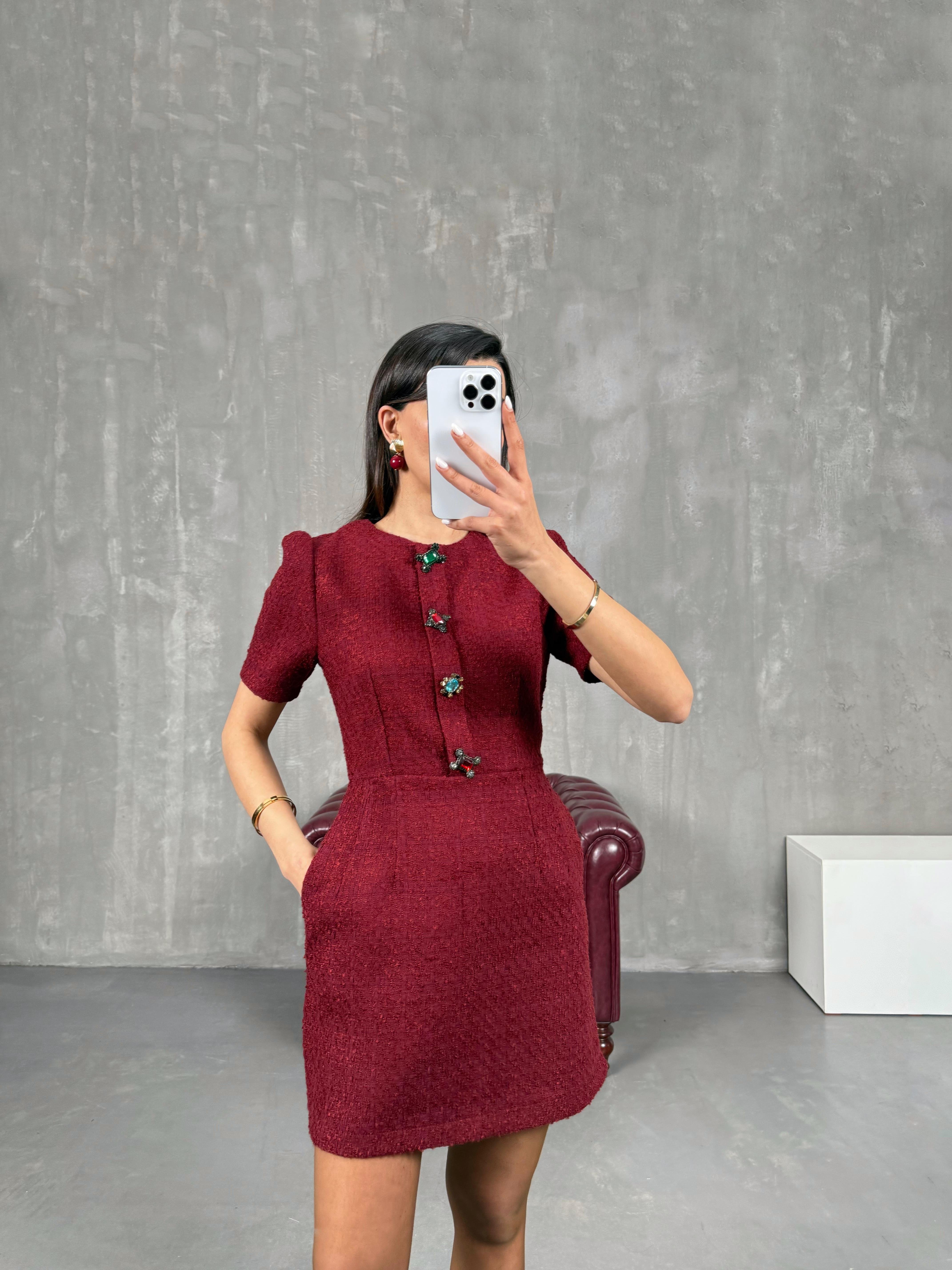 ديرسا فستان تويد مُعادل لون بوردو بأزرار حجرية