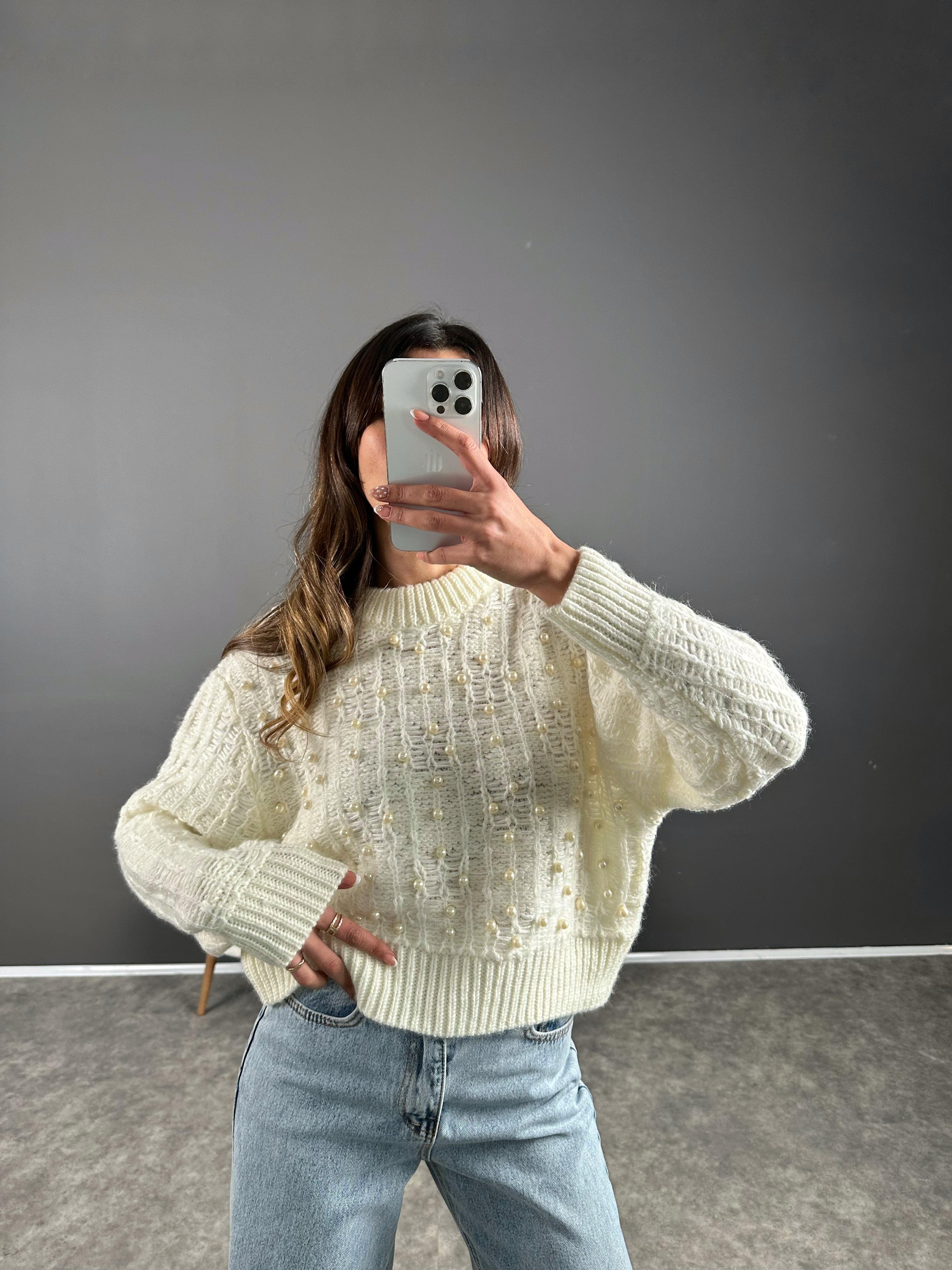 كنزة لون إكرو مزينة باللؤلؤ 