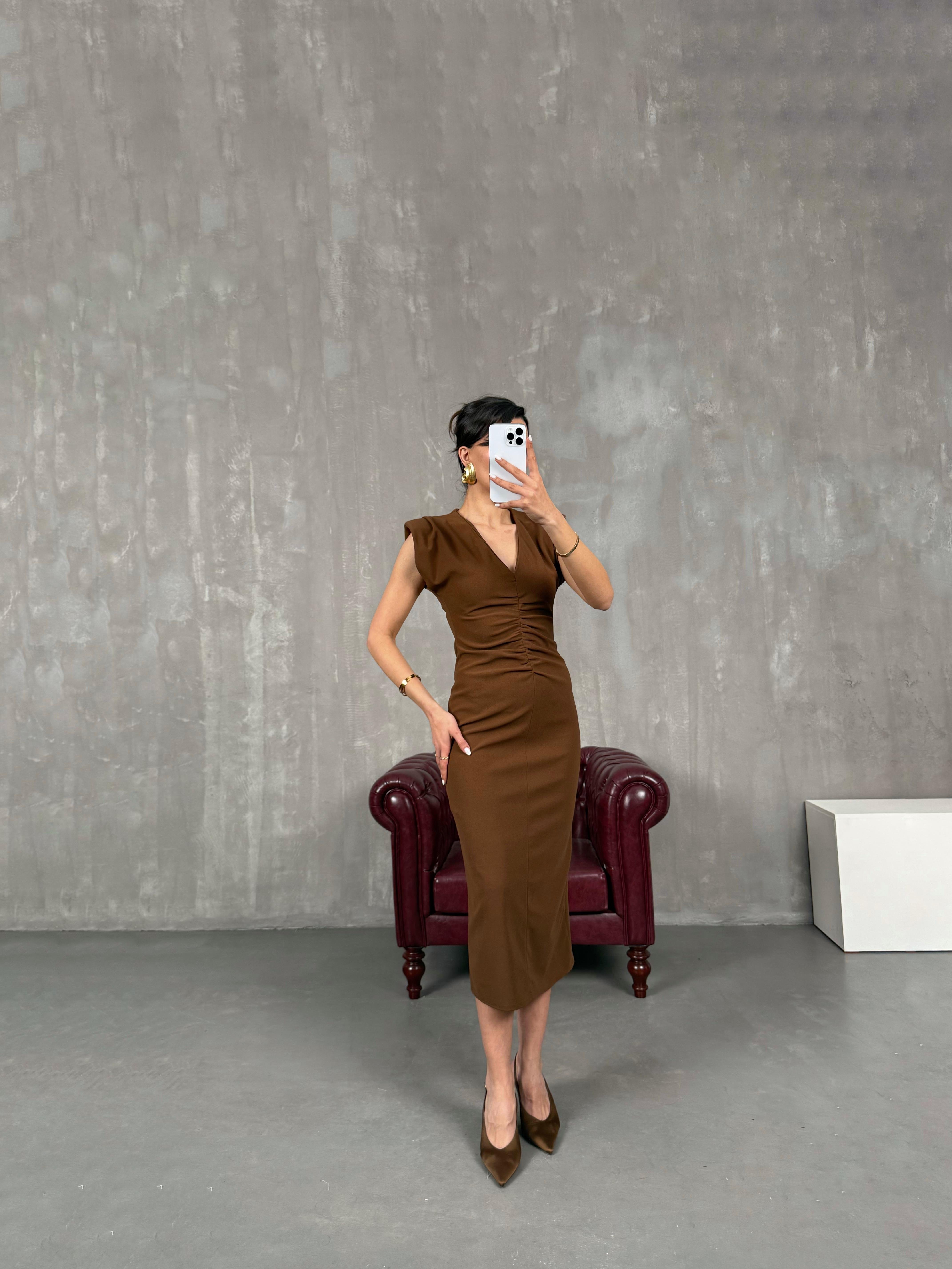 فستان بني بأكتاف مبطنة وياقة شكل V مع درابية في الأمام Gaus00056