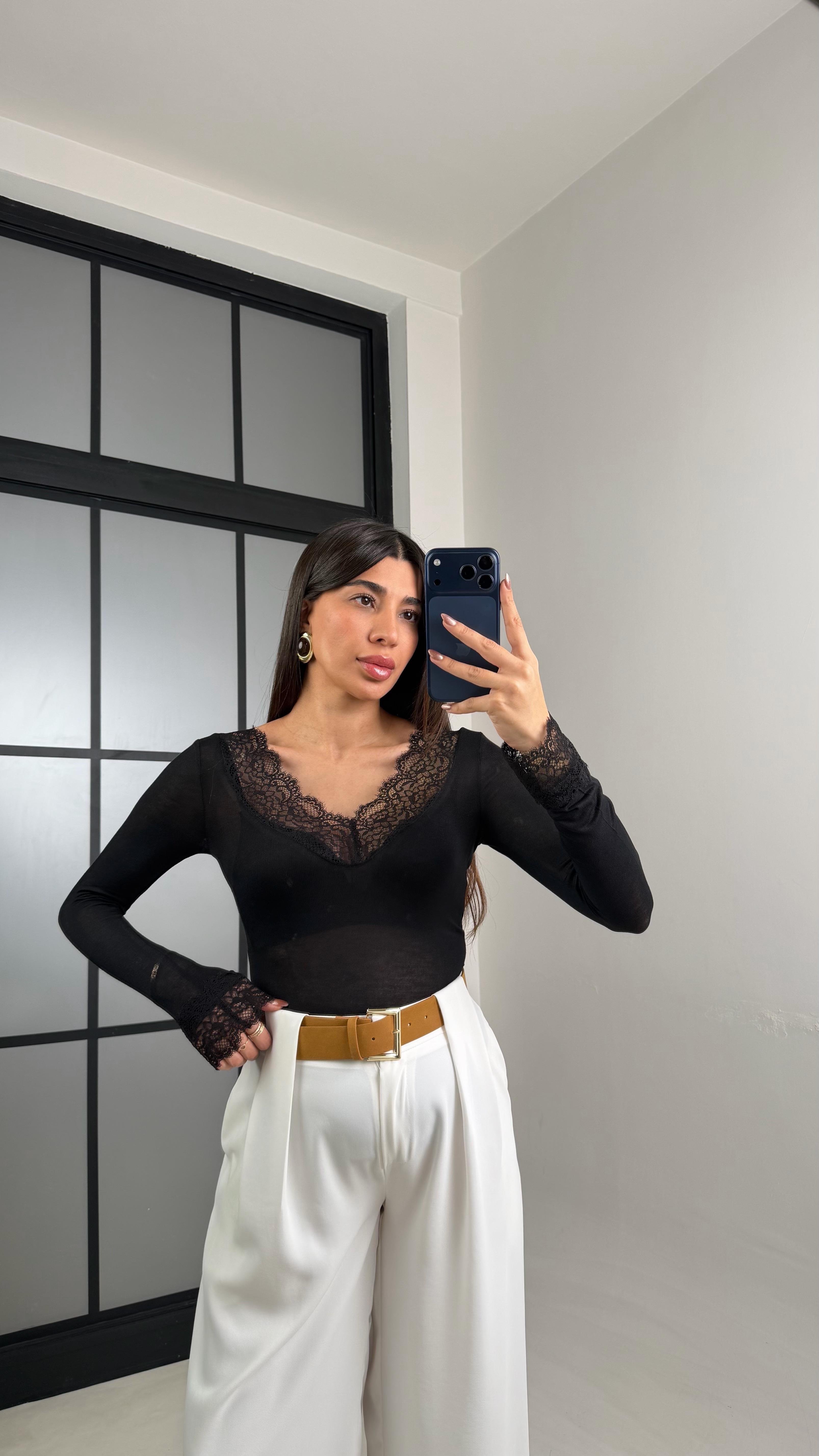 Siyah Dantel Detaylı Kaşmir Dokulu Bluz GAUS-01094GAUSBLUZGAUS-01094