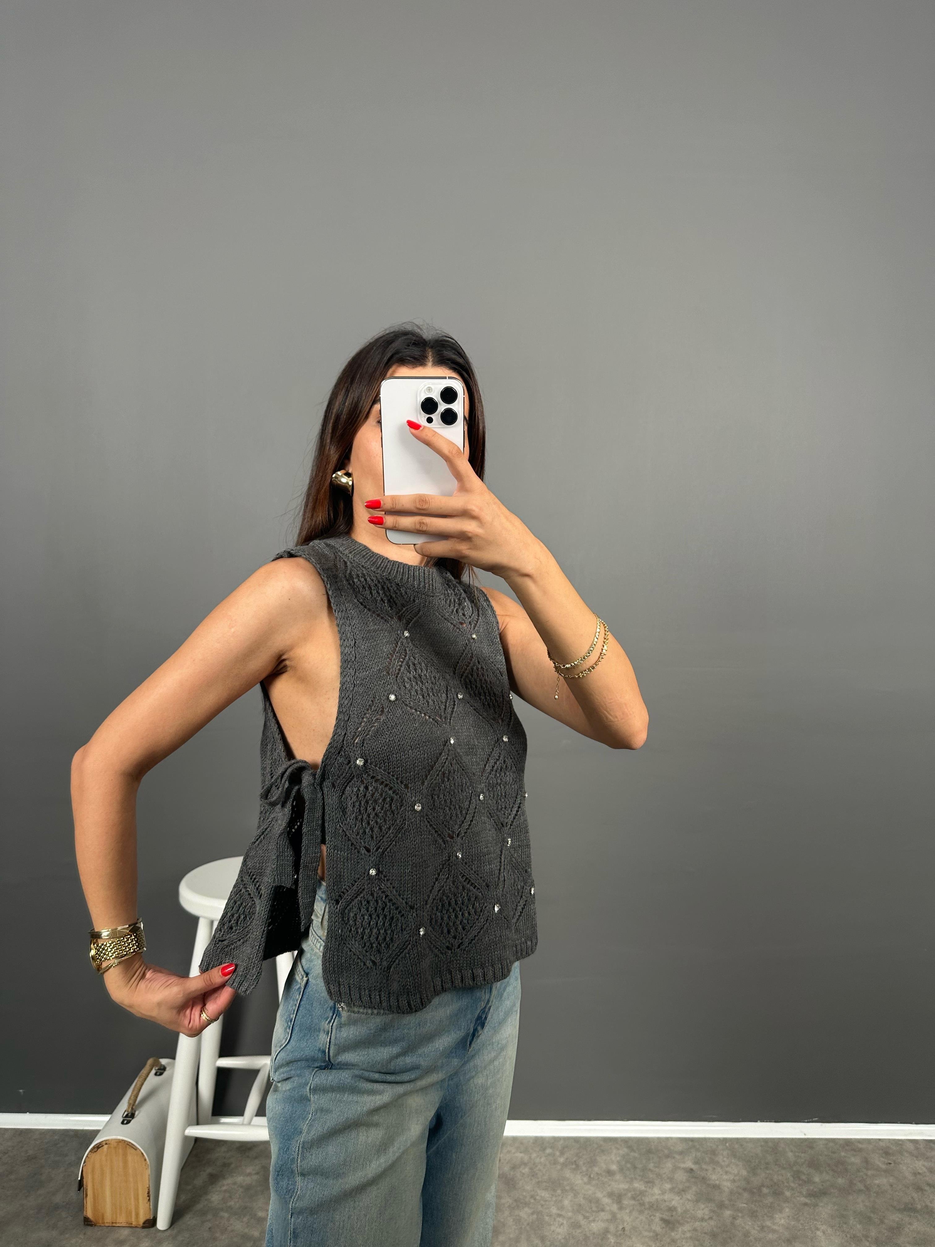 ZR Model Koyu Gri Yandan Bağlamalı Taşlı Örme Triko Sıfır Kol Bluz 