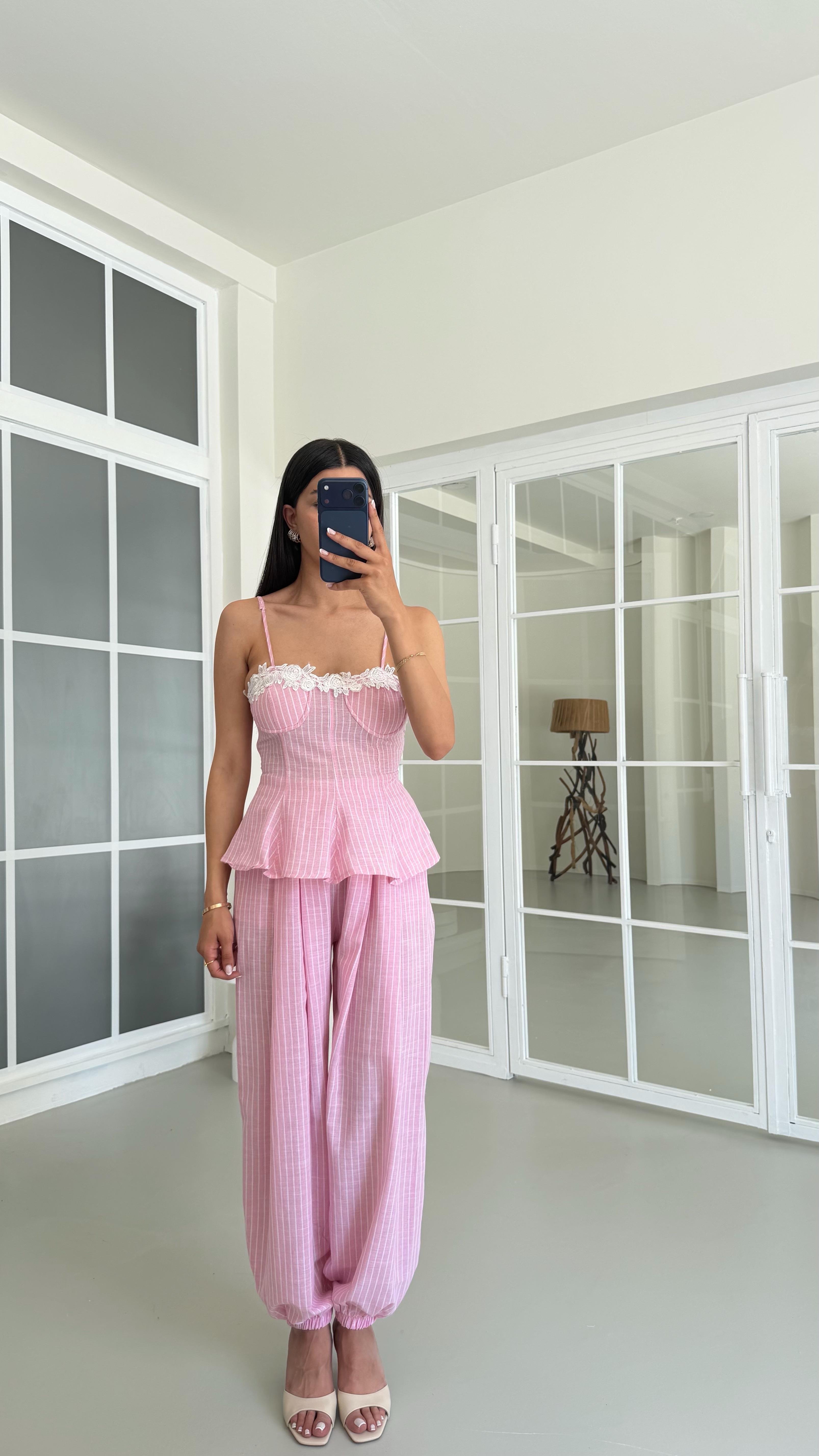Pembe Ayarlanabilir Askılı Pedli Crop Beli Lastikli Pantolon Çizgili Takım GAUS-01654GAUSTAKIMGAUS-01654