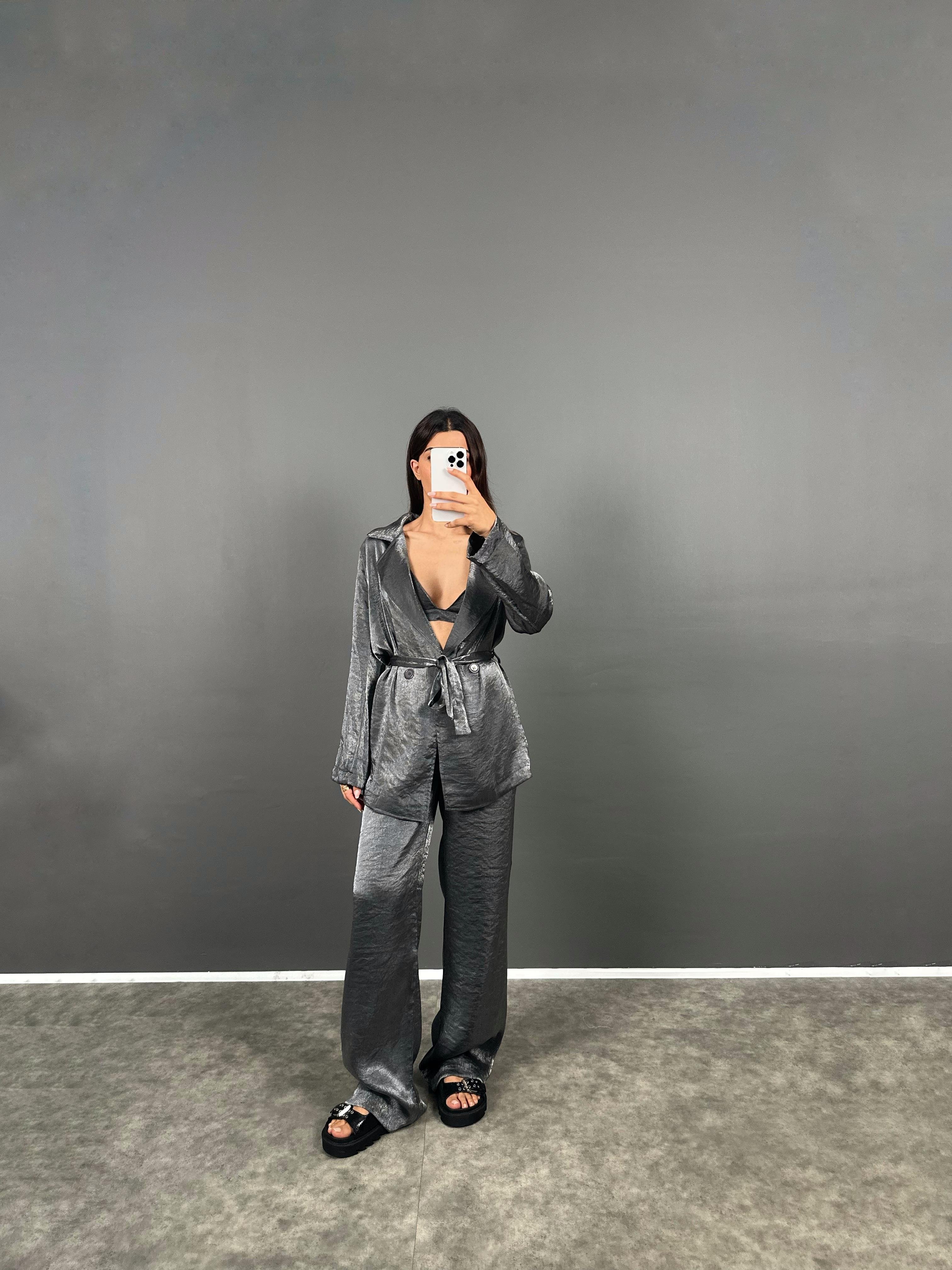 Maggy Gri Parlak Saten Büstiyerli Kemerli Ceket Büstiyer Pantolon Üçlü TakımGausTAKIMGU008728