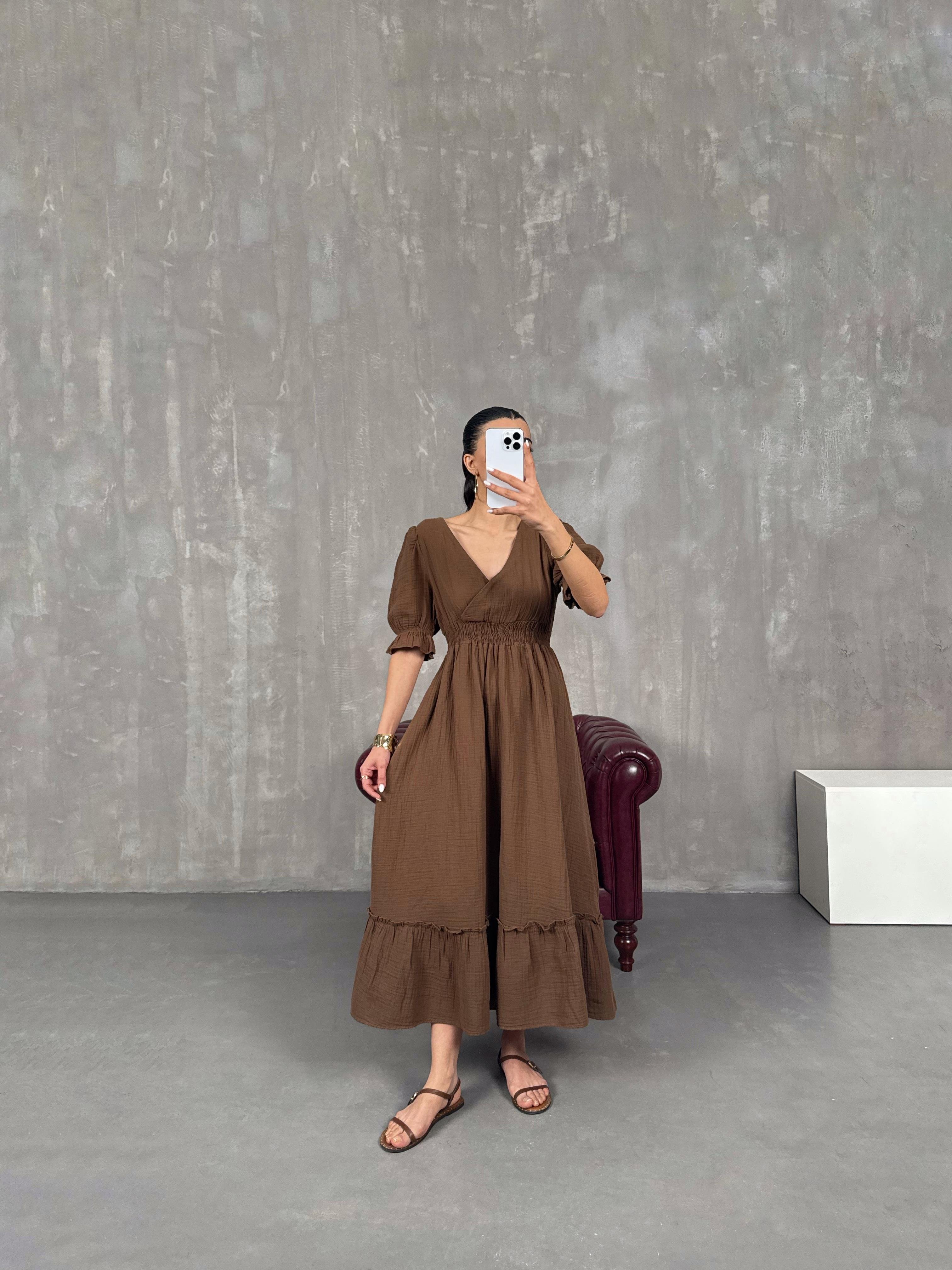فستان بينتيريست بني قماش موسلين بثنيات مع خصر مطاطي وياقة شكل V Gaus00022