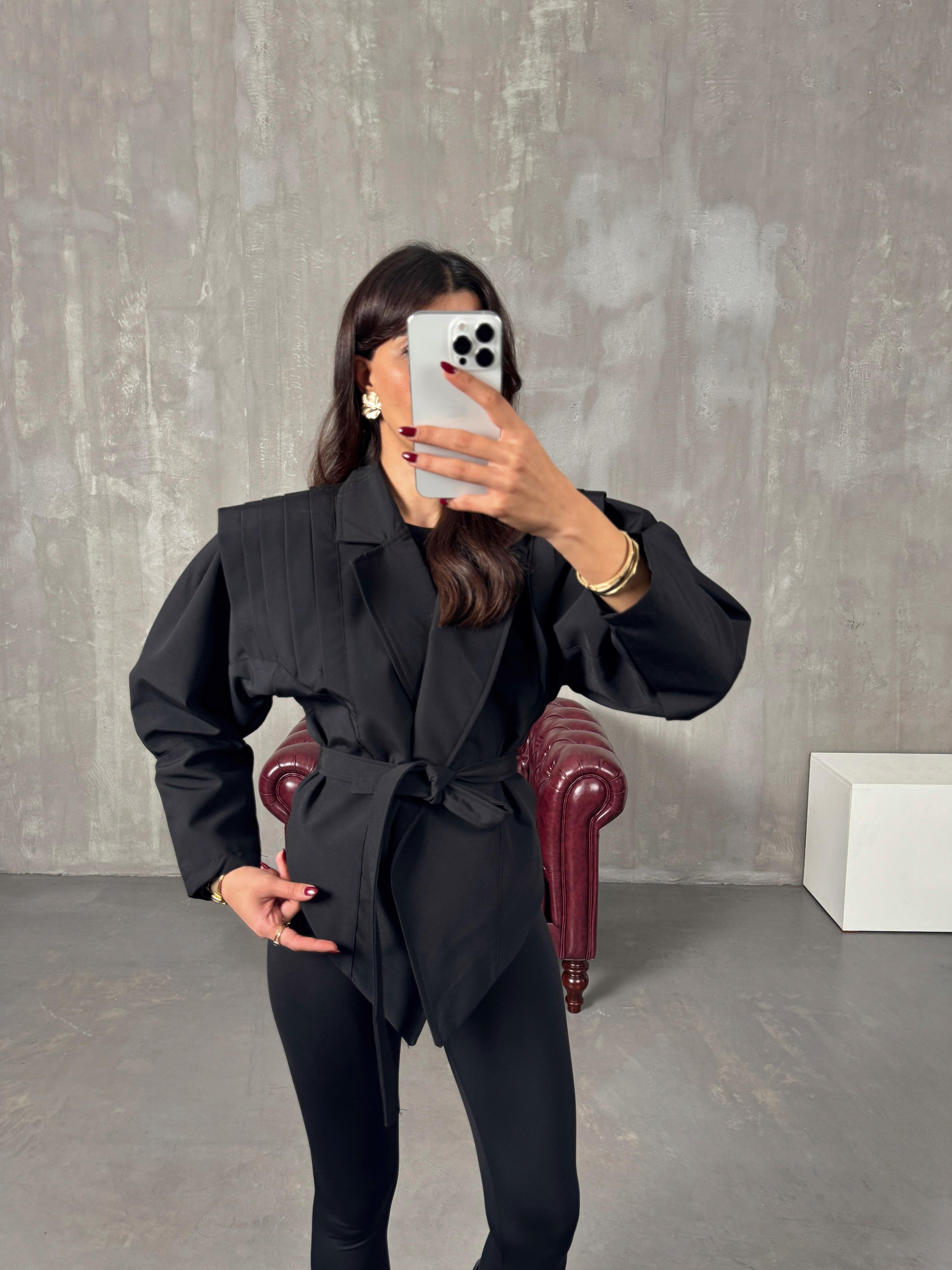 Meggy Siyah Kuşaklı Astarlı Tasarım Ceket