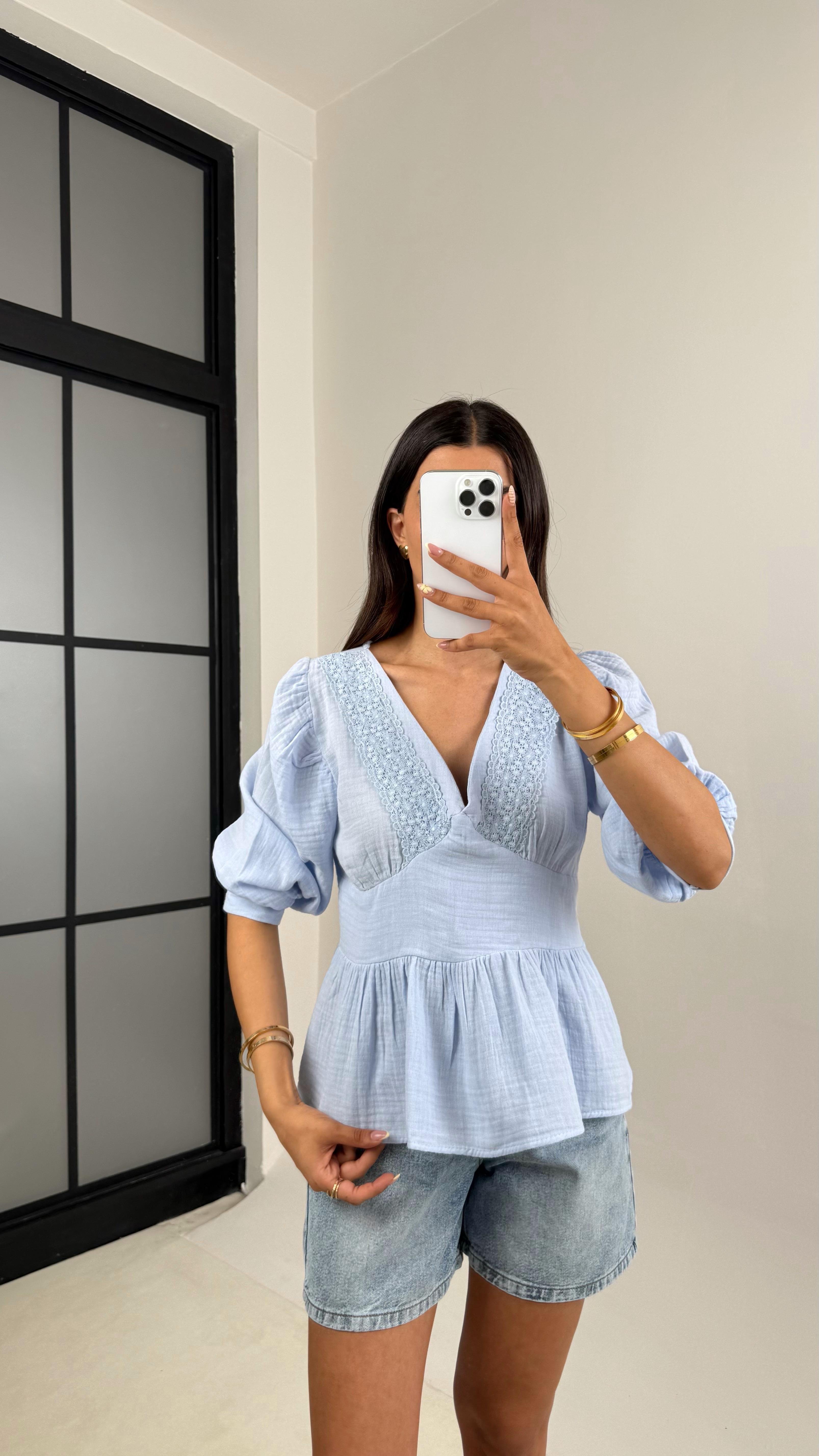 Mavi V Yaka Balon Kol Yaka Dantel İşlemeli Müslin Bluz Gaus00688 Gausالبلوزات GU1002586