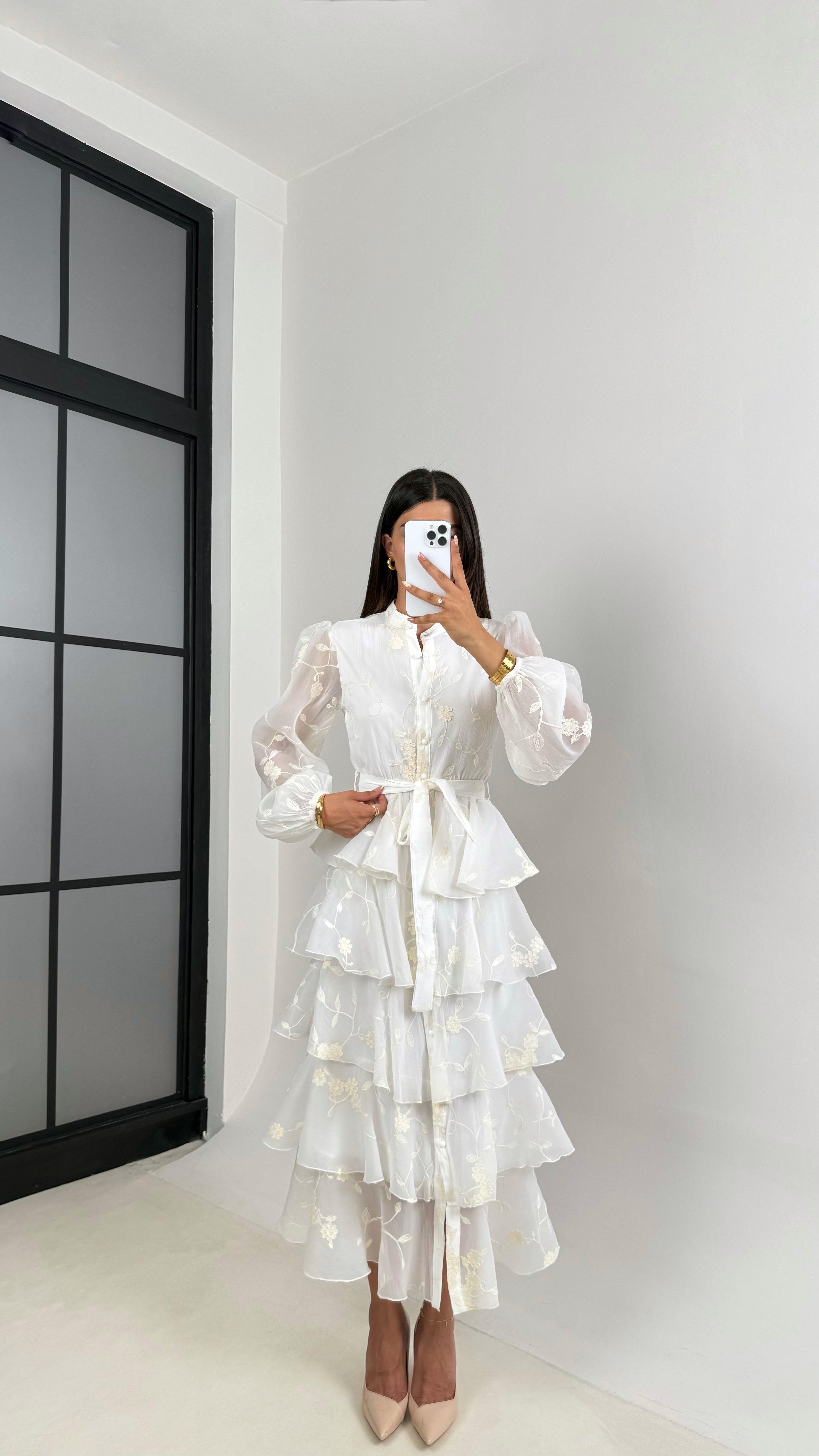 Ekru Çiçek Nakışlı Önü Düğmeli Kuşaklı Katlı Tasarım Elbise Gaus00672GausELBİSEGU1002550