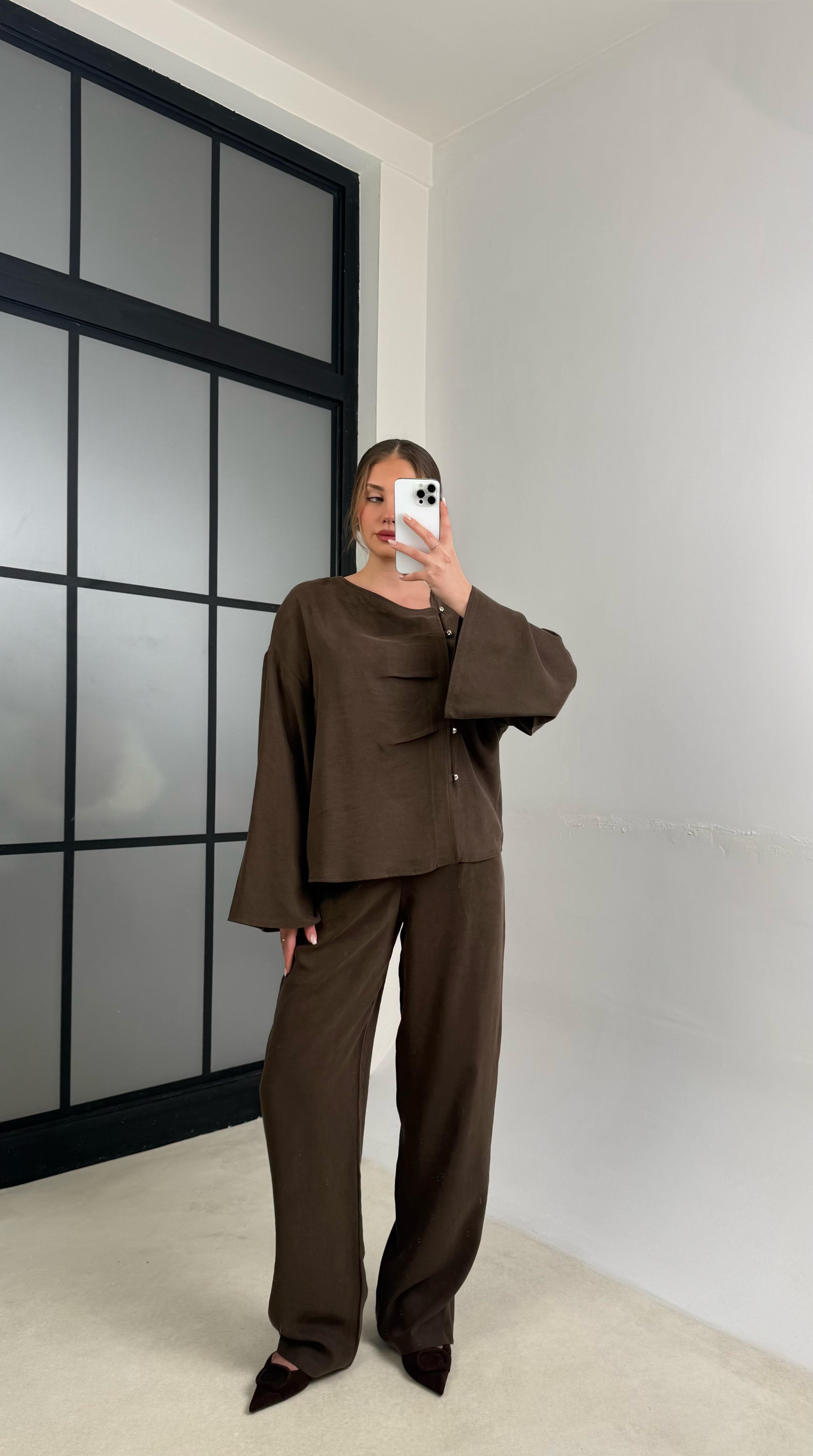 Acı Kahve Asimetrik Yaka Yan Düğme Detaylı Gömlek Beli Lastikli Pantolon Tensel Takım GAUS-01163GAUSTAKIMGAUS-01163