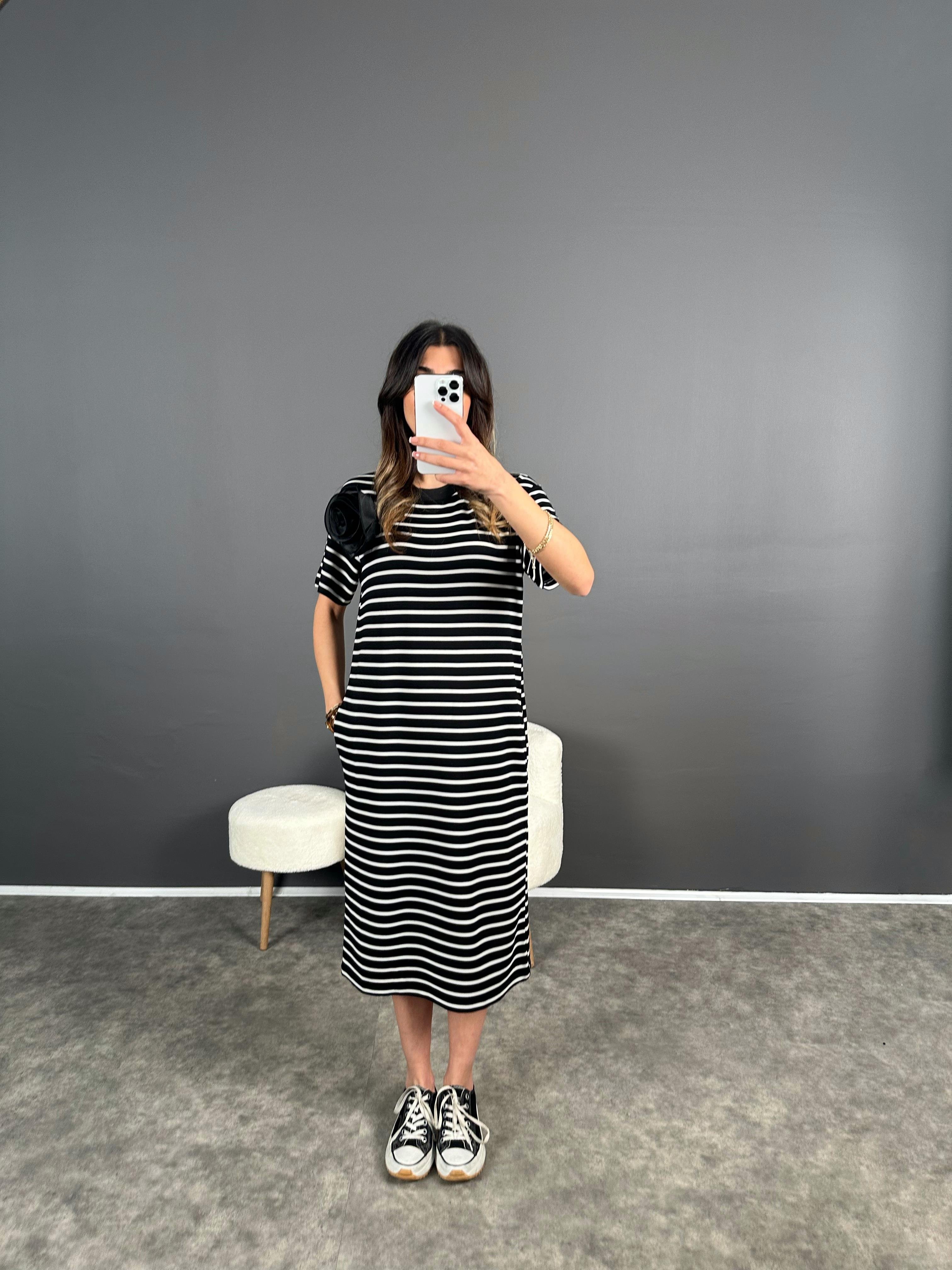 Çizgili Gül Detaylı Cepli Elbise 