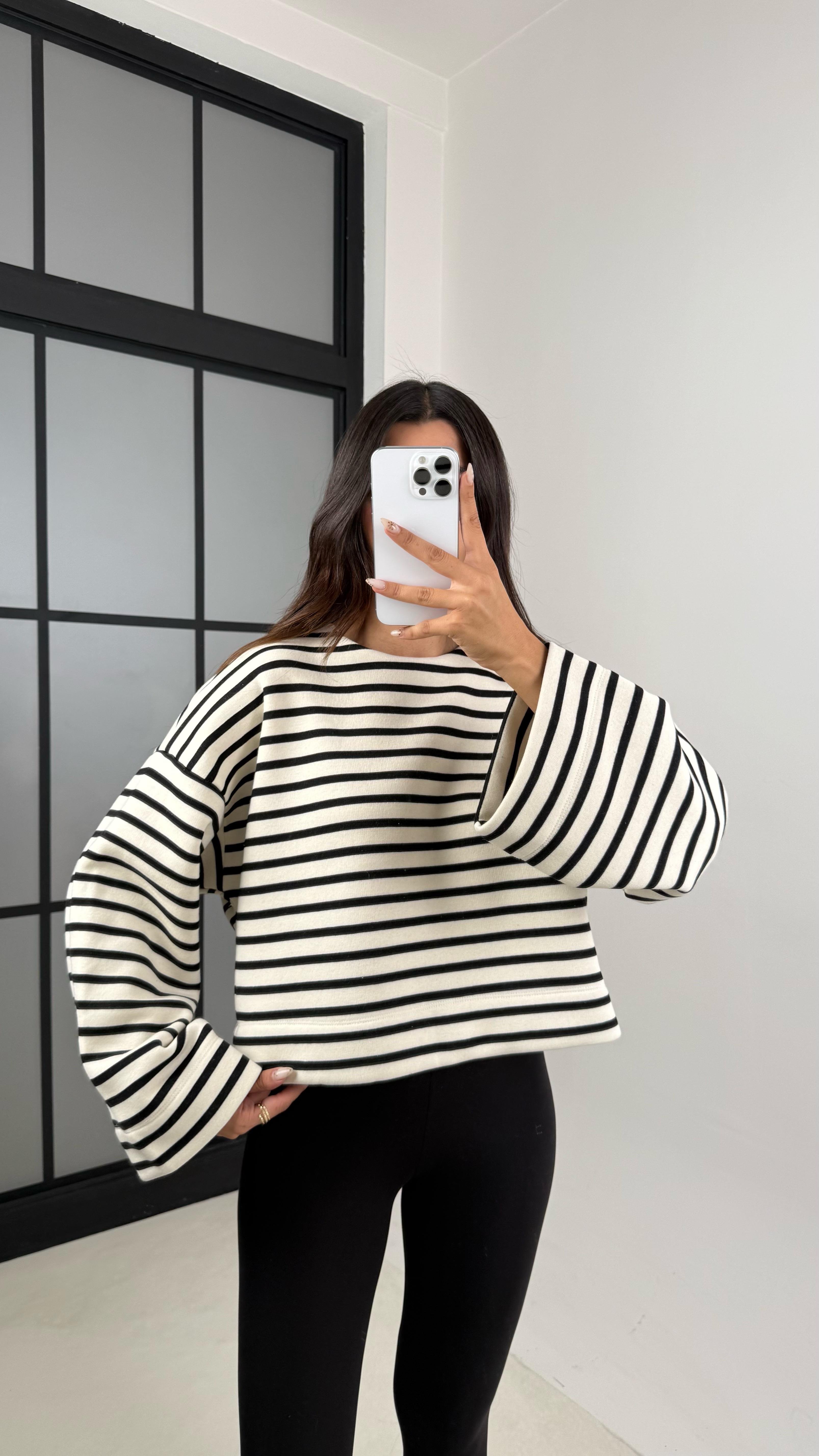 Beyaz Çizgili Şardonlu Crop Kazak GAUS-00132GAUS الكنزات GAUS-00132