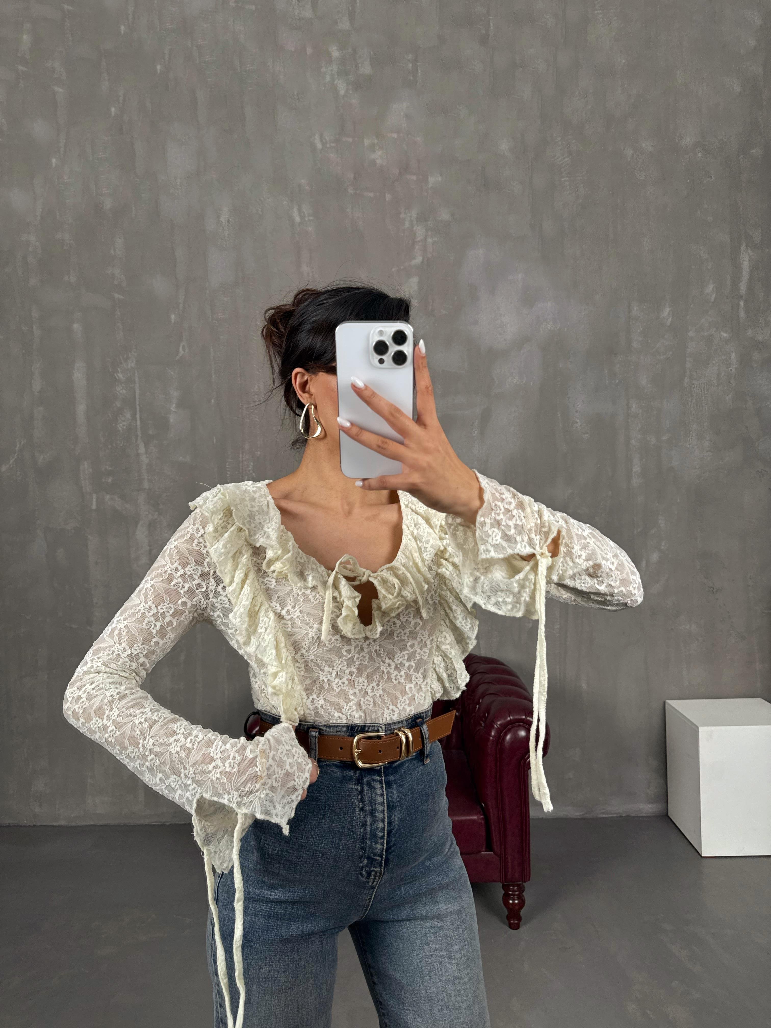 قميص مُعادل كريمي بياقة شكل V مع دانتيل Gaus00048