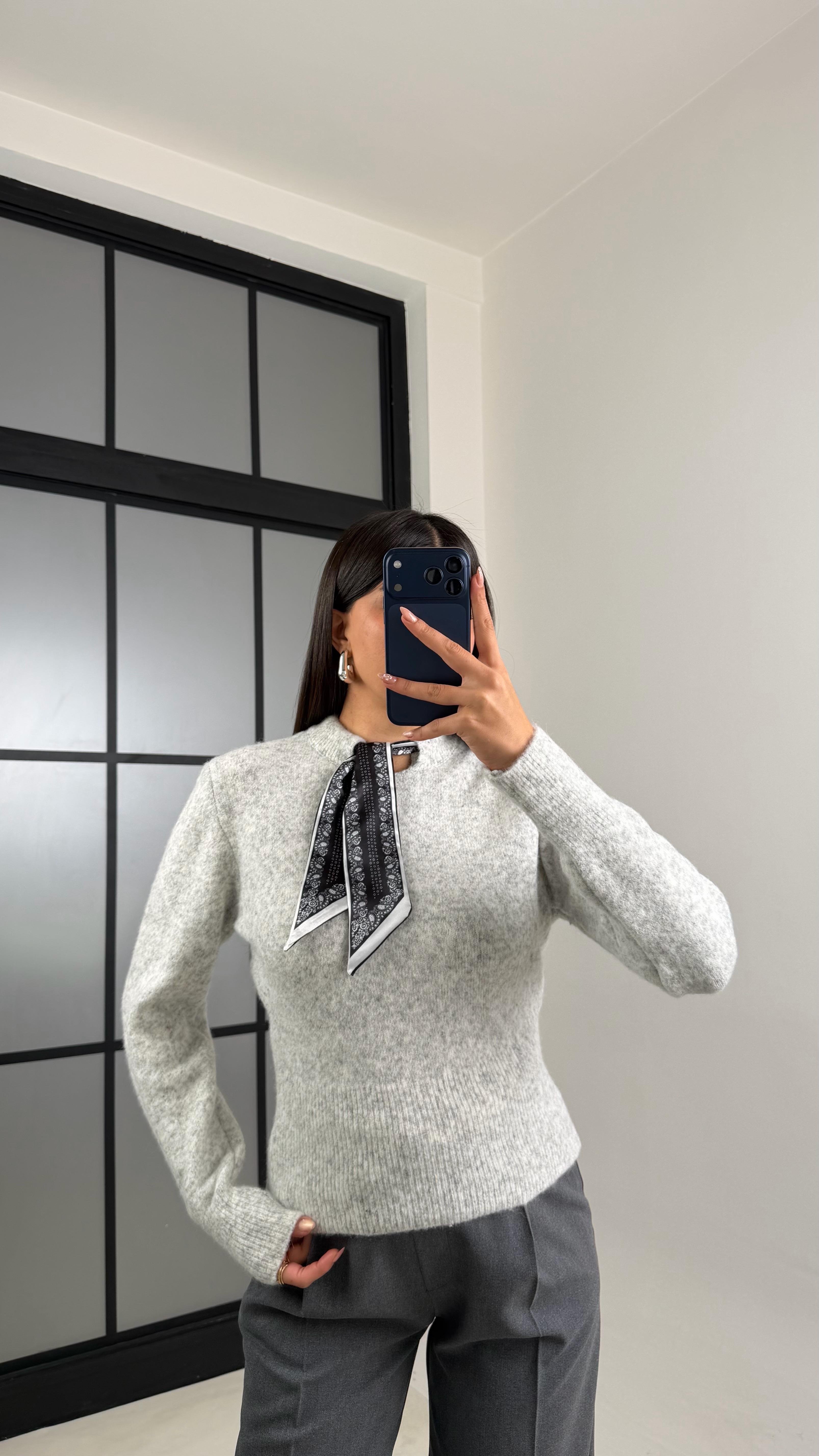 Gri Fular Detaylı Triko Kazak GAUS-00830GAUSKAZAKGAUS-00830