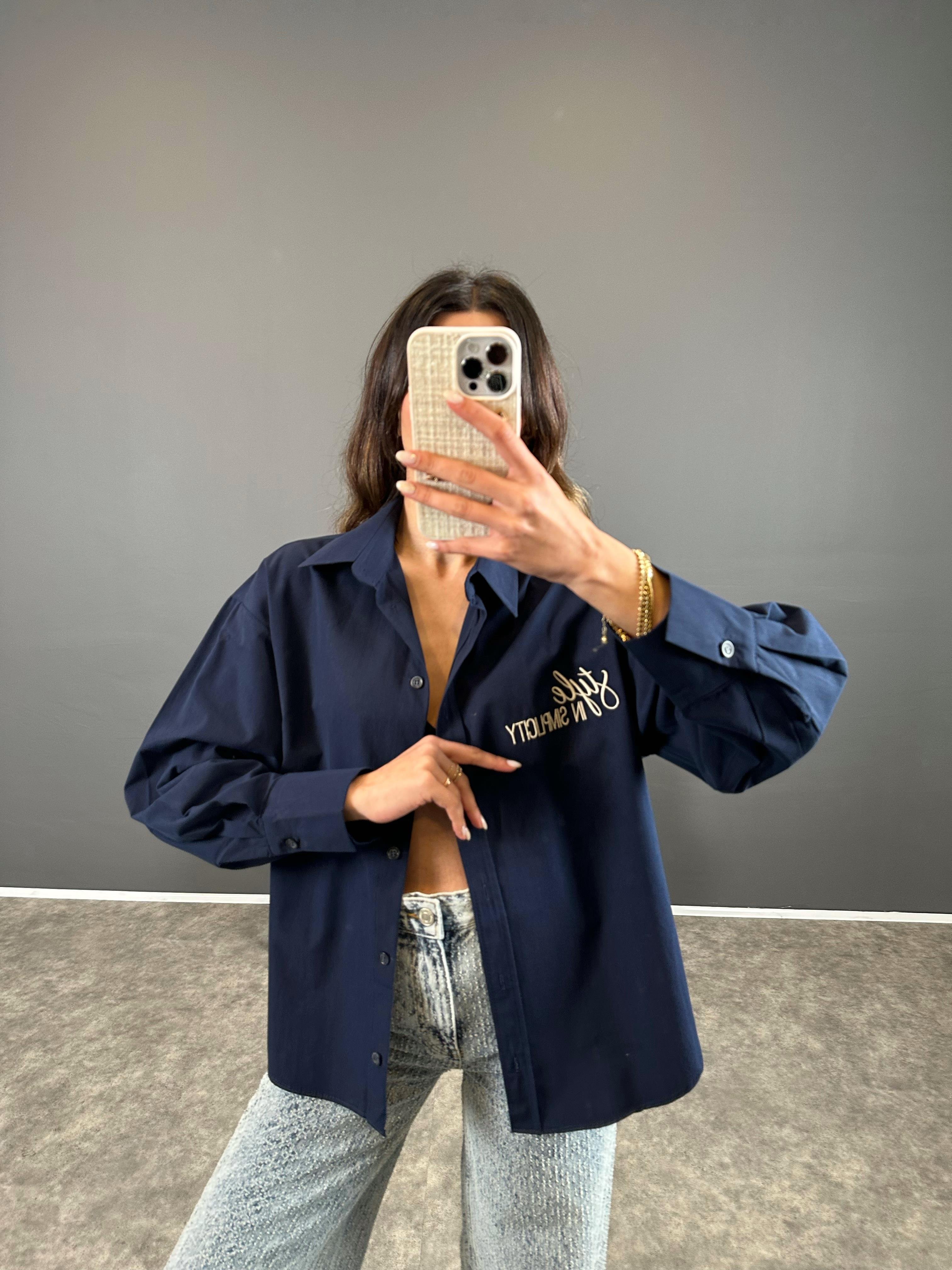 Lacivert Ön ve Arka Yazı Baskılı Gömlek 