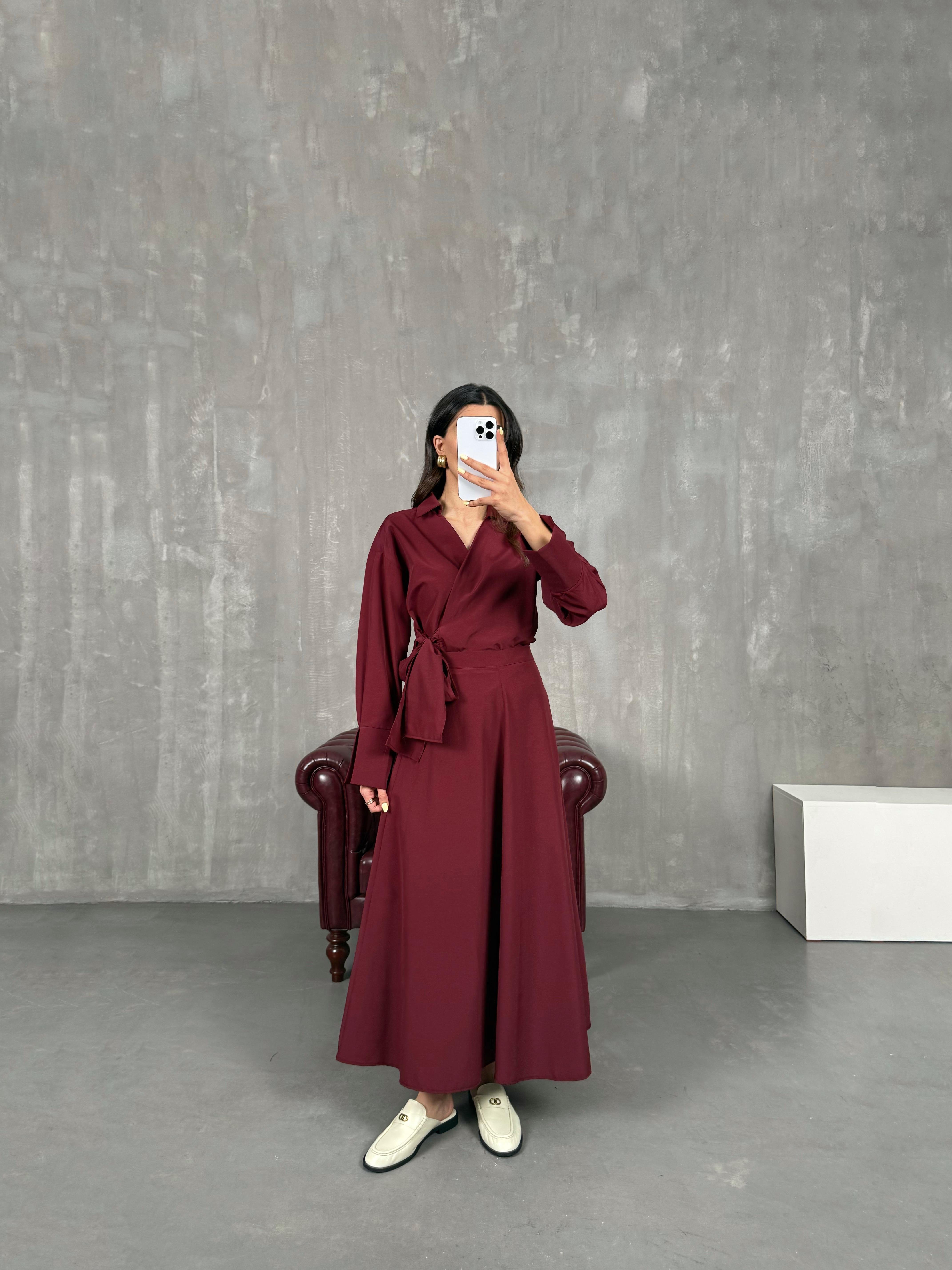 طقم لون بوردو تنورة قميص بربّاط Gaus00114